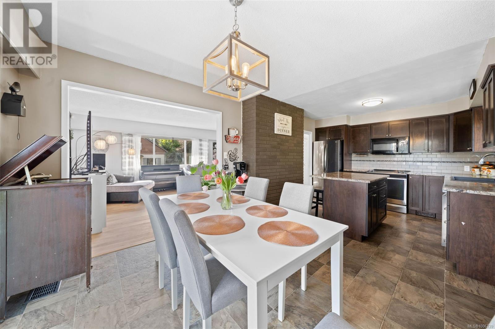 Photo 25 of 3039 Lashman Ave, Duncan BC