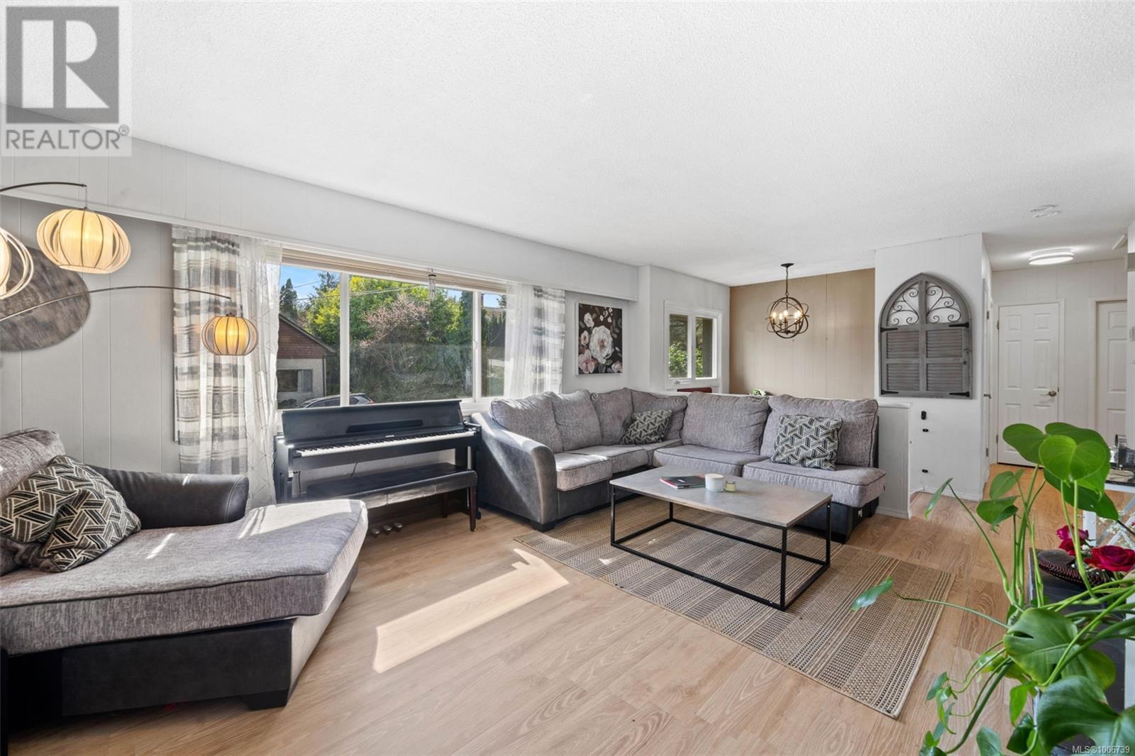 Photo 3 of 3039 Lashman Ave, Duncan BC