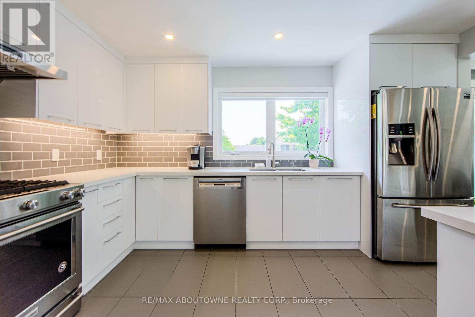 Photo 11 of 2122 Bridge Road, Oakville ON