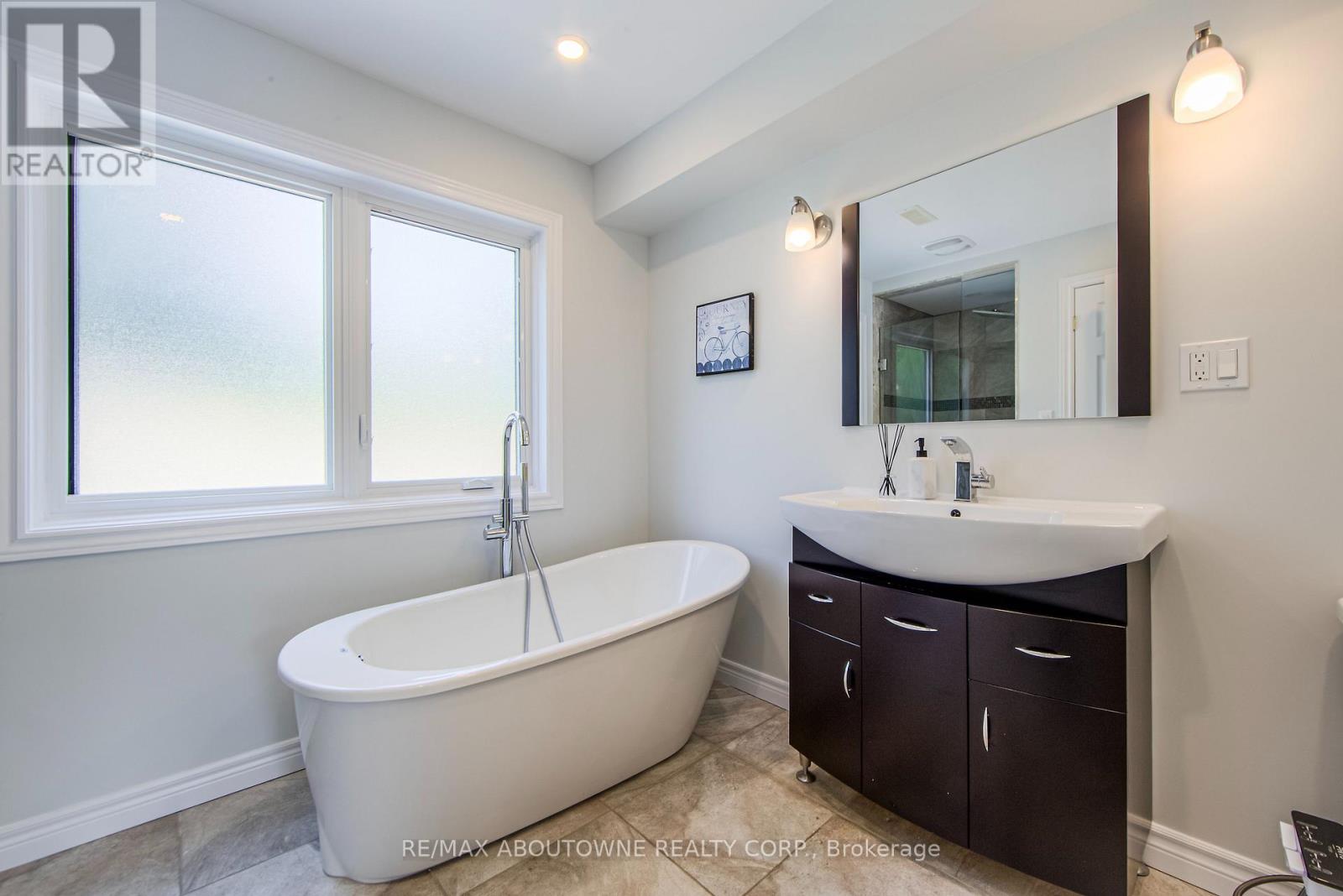Photo 19 of 2122 Bridge Road, Oakville ON