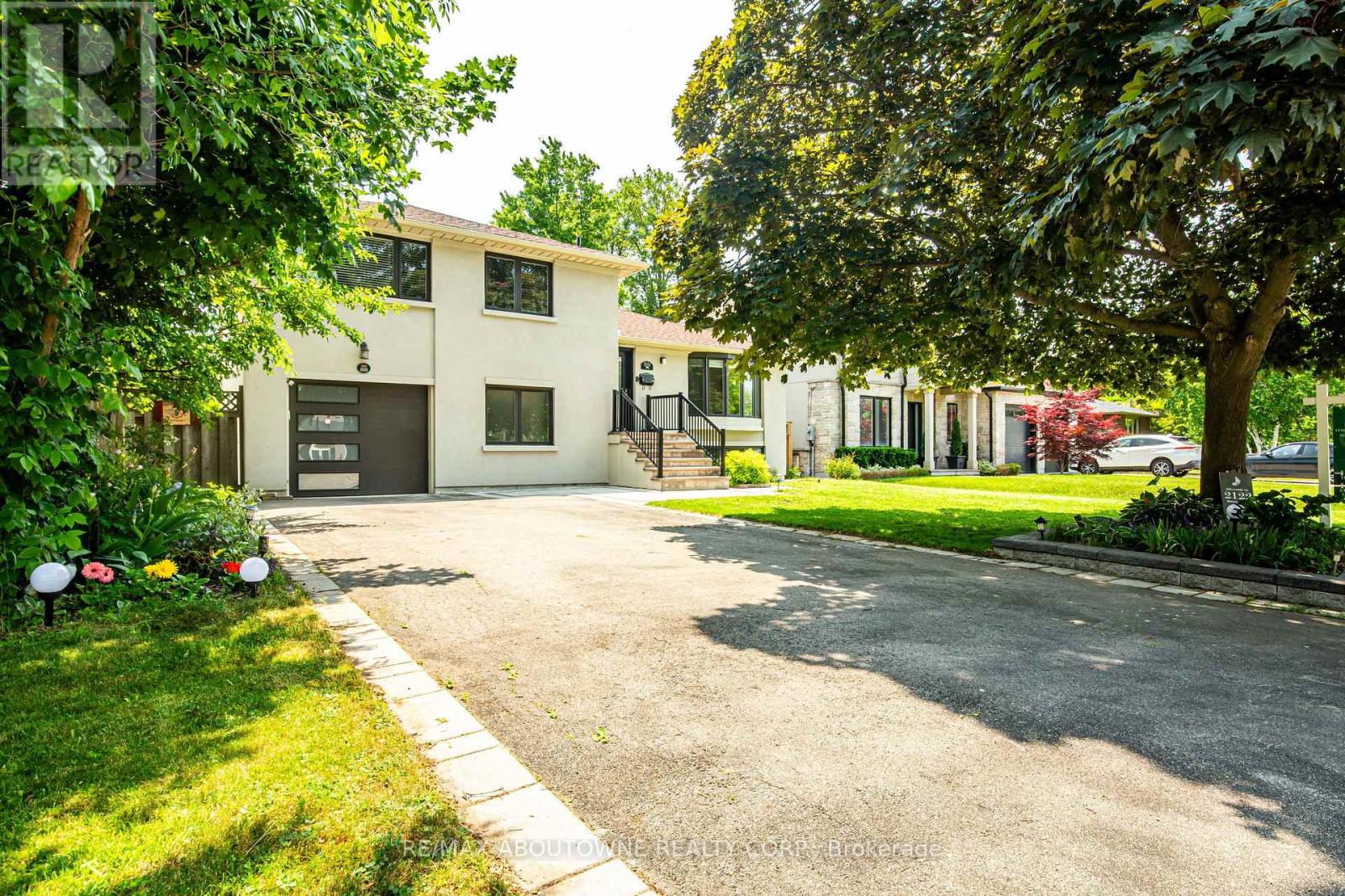 Photo 2 of 2122 Bridge Road, Oakville ON