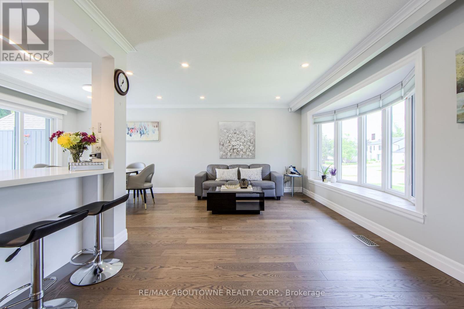 Photo 4 of 2122 Bridge Road, Oakville ON