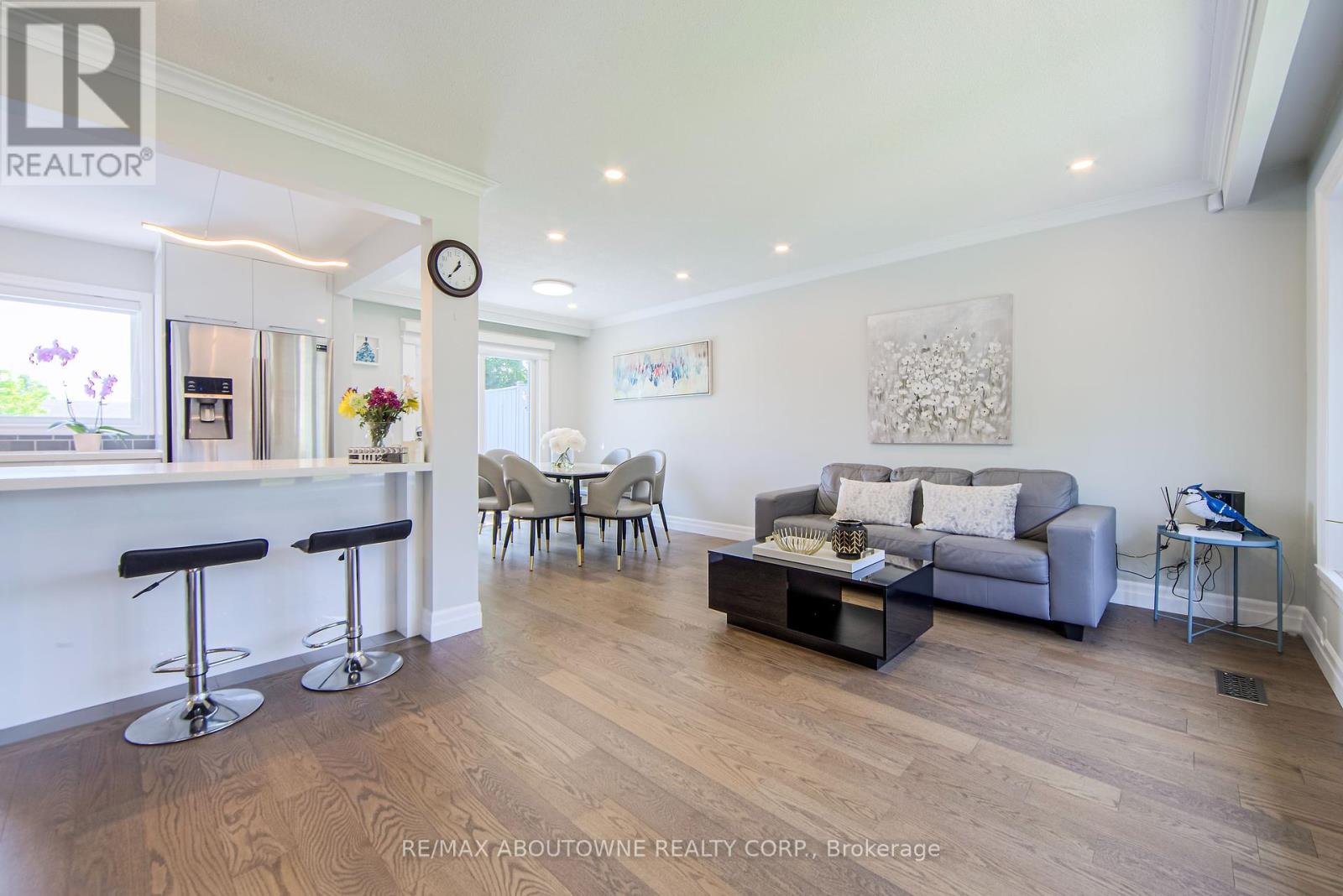 Photo 5 of 2122 Bridge Road, Oakville ON