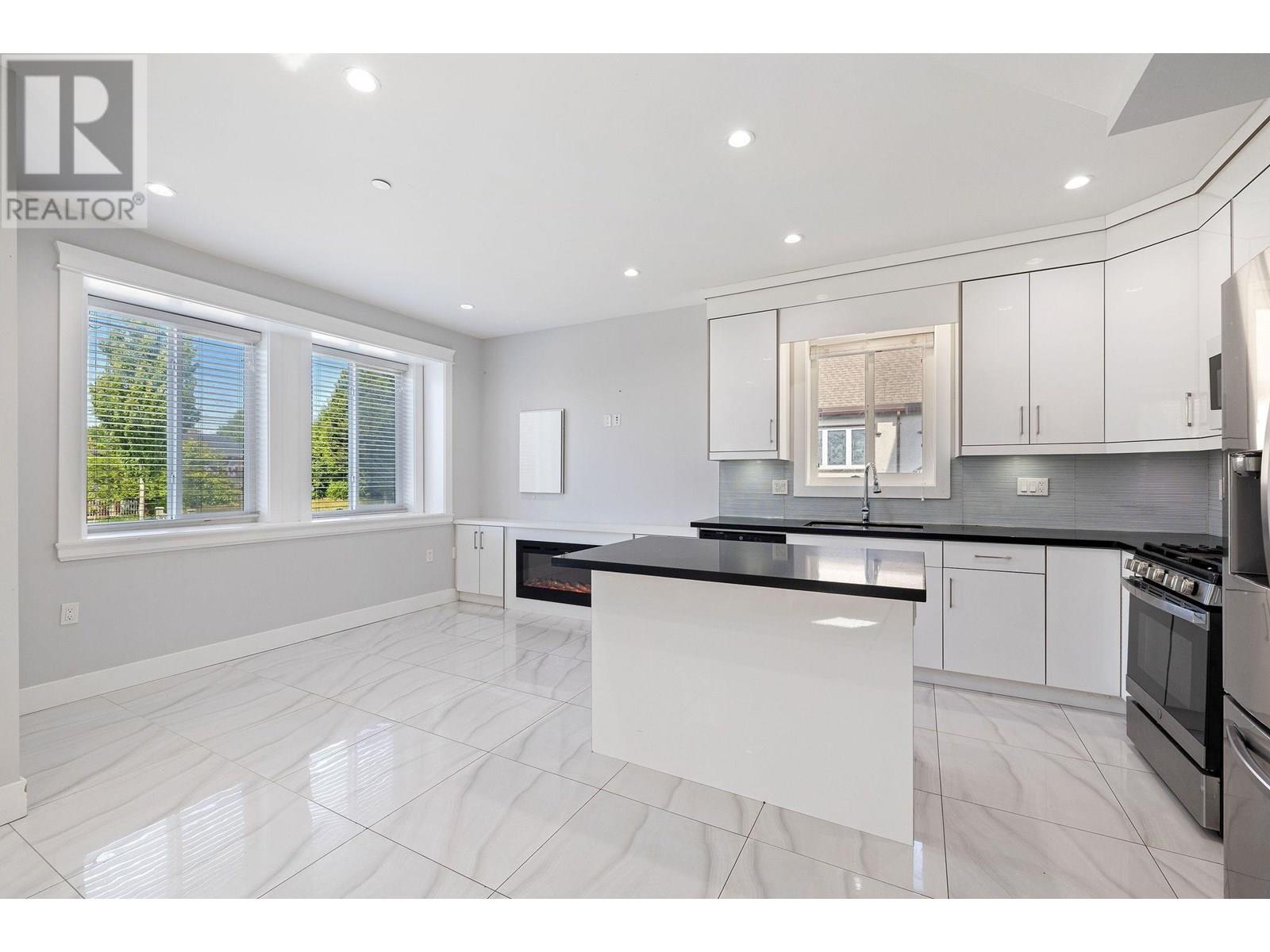 Photo 4 of 1 2430 41 Avenue, Vancouver BC
