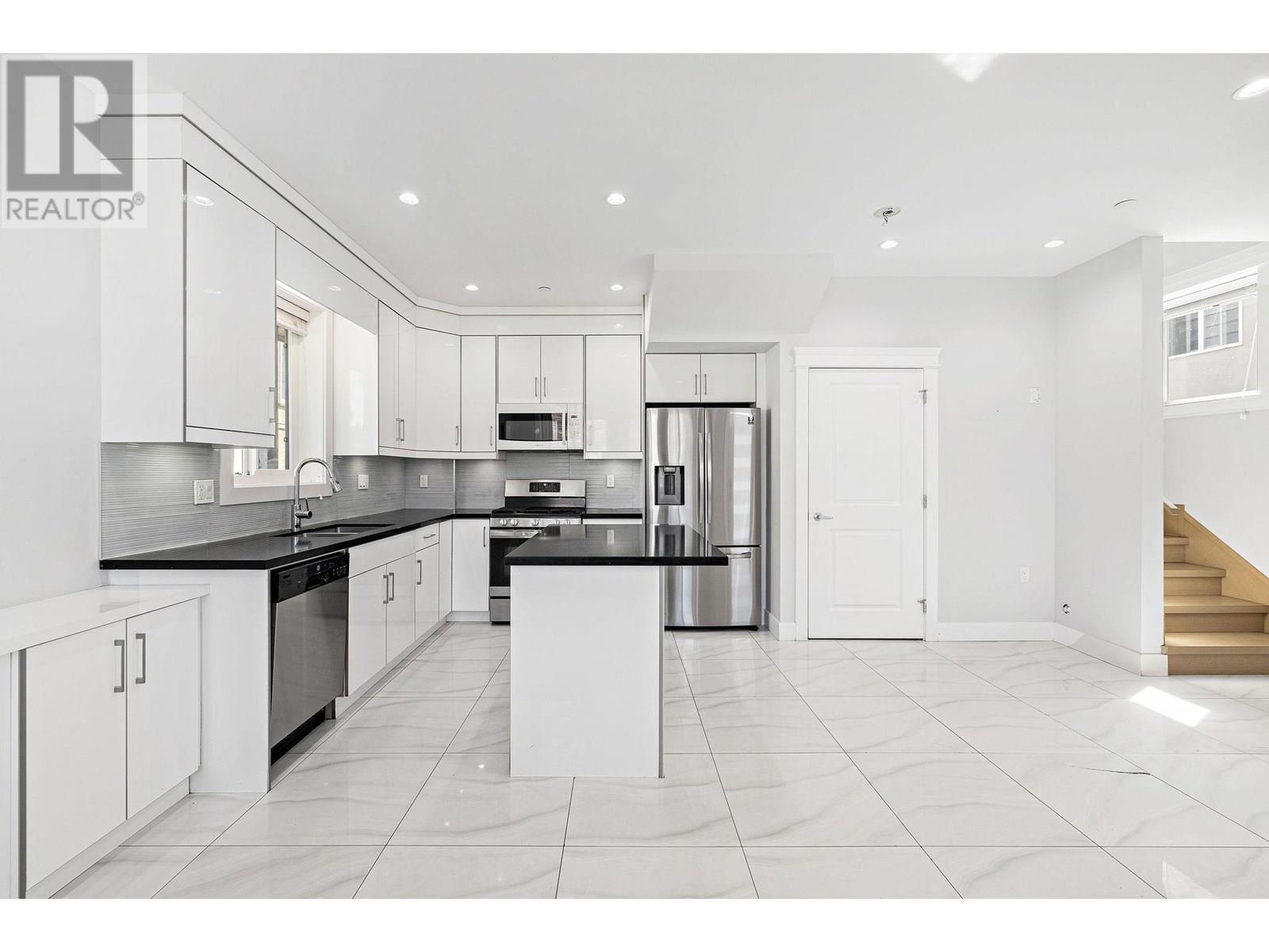 Photo 7 of 1 2430 41 Avenue, Vancouver BC