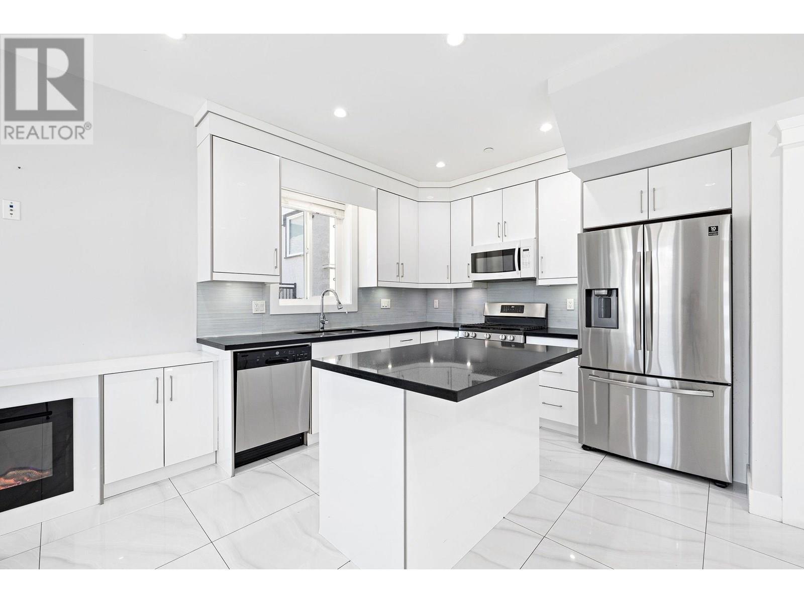 Photo 10 of 1 2430 41 Avenue, Vancouver BC