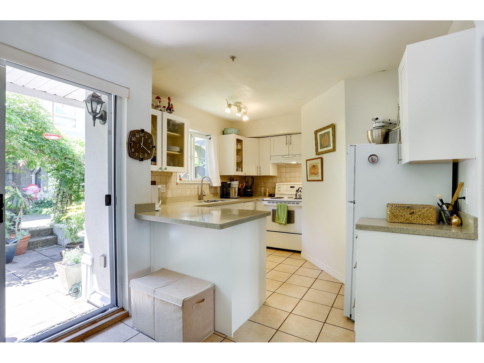 Photo 9 of 1 15432 16 A Avenue, Surrey BC