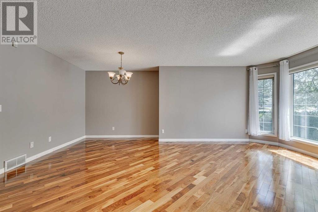 Single Family House for Sale in  Douglasdale Point SE Douglasdale/Glen Calgary 