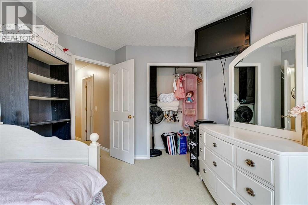 Single Family House for Sale in  Douglasdale Point SE Douglasdale/Glen Calgary 