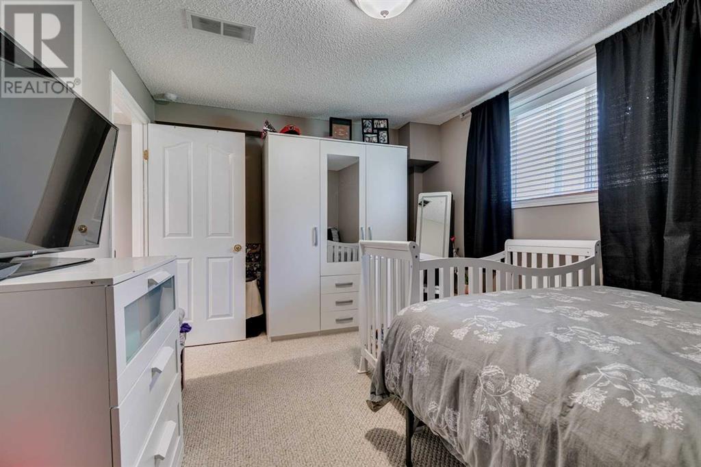Single Family House for Sale in  Douglasdale Point SE Douglasdale/Glen Calgary 
