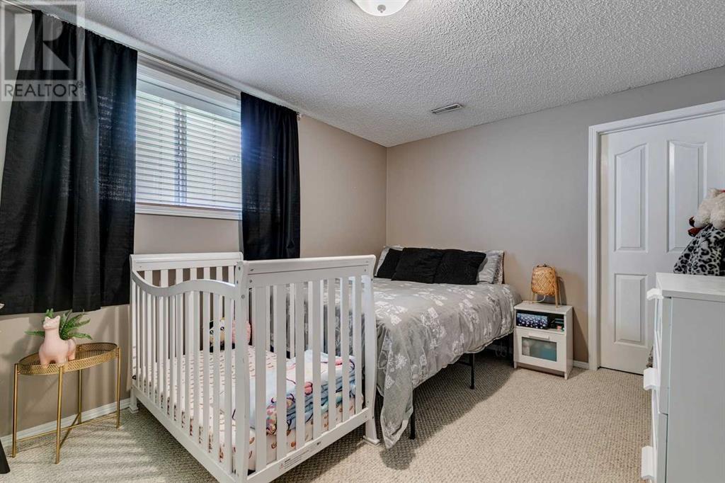 Single Family House for Sale in  Douglasdale Point SE Douglasdale/Glen Calgary 