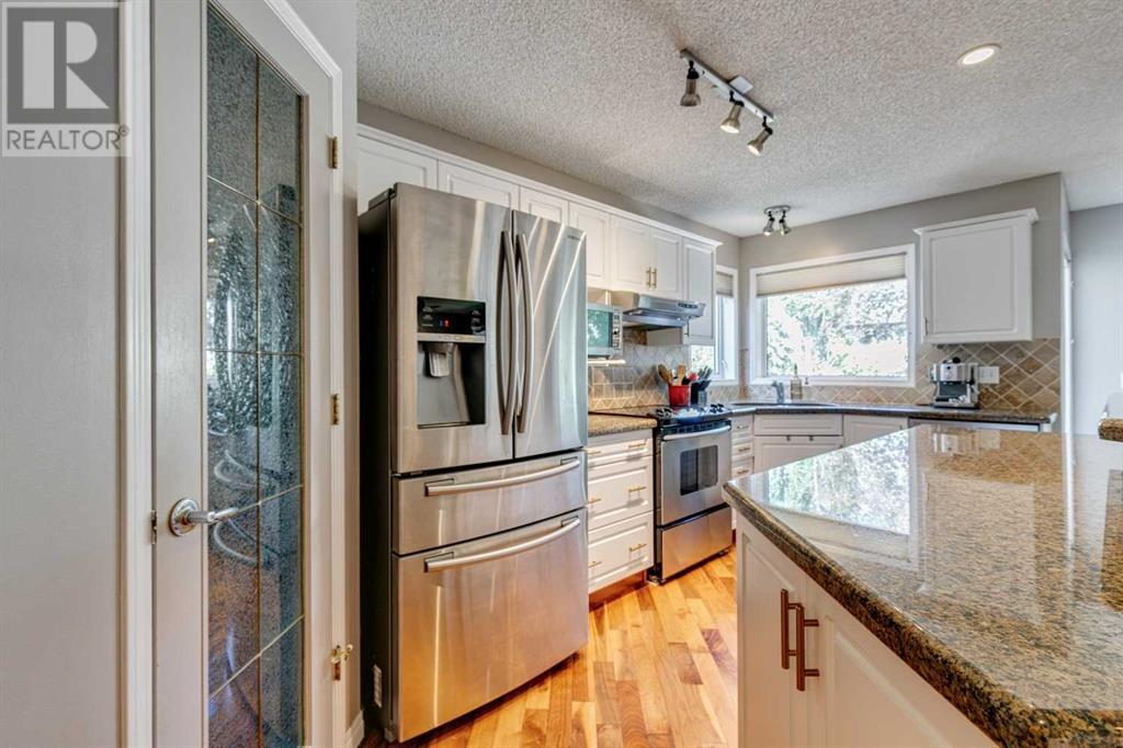 Single Family House for Sale in  Douglasdale Point SE Douglasdale/Glen Calgary 