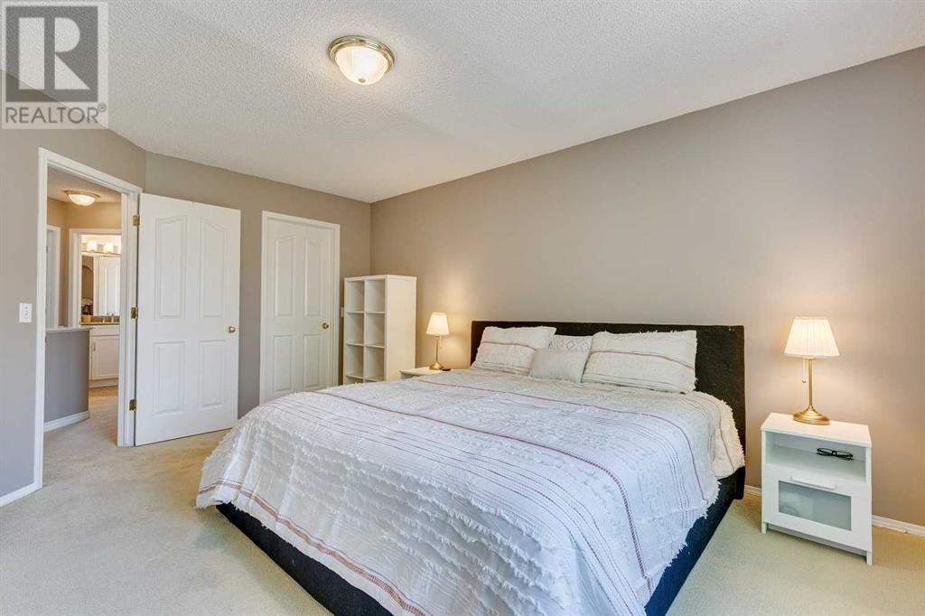 Single Family House for Sale in  Douglasdale Point SE Douglasdale/Glen Calgary 
