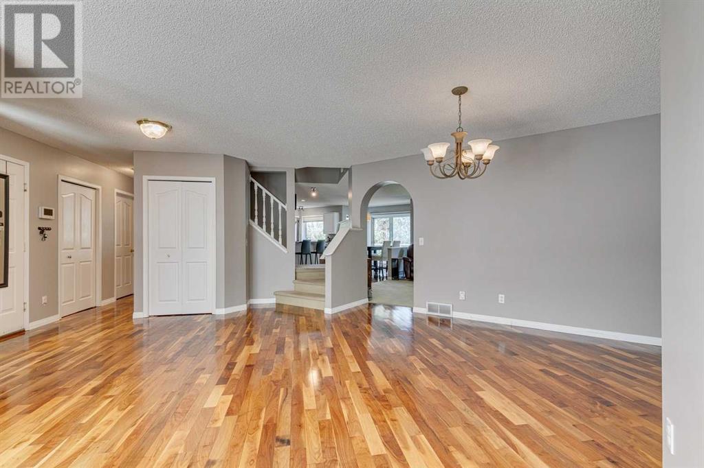 Single Family House for Sale in  Douglasdale Point SE Douglasdale/Glen Calgary 
