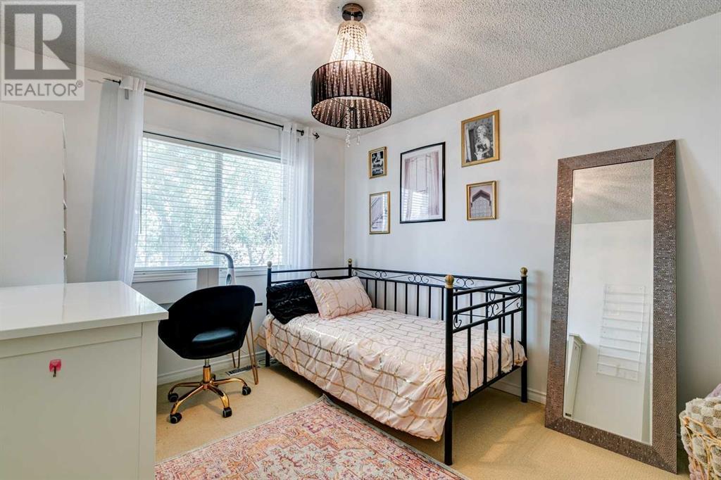 Single Family House for Sale in  Douglasdale Point SE Douglasdale/Glen Calgary 