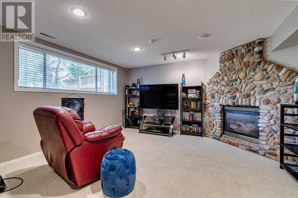 Single Family House for Sale in  Douglasdale Point SE Douglasdale/Glen Calgary 
