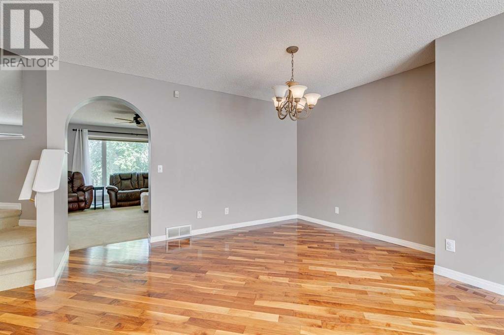 Single Family House for Sale in  Douglasdale Point SE Douglasdale/Glen Calgary 