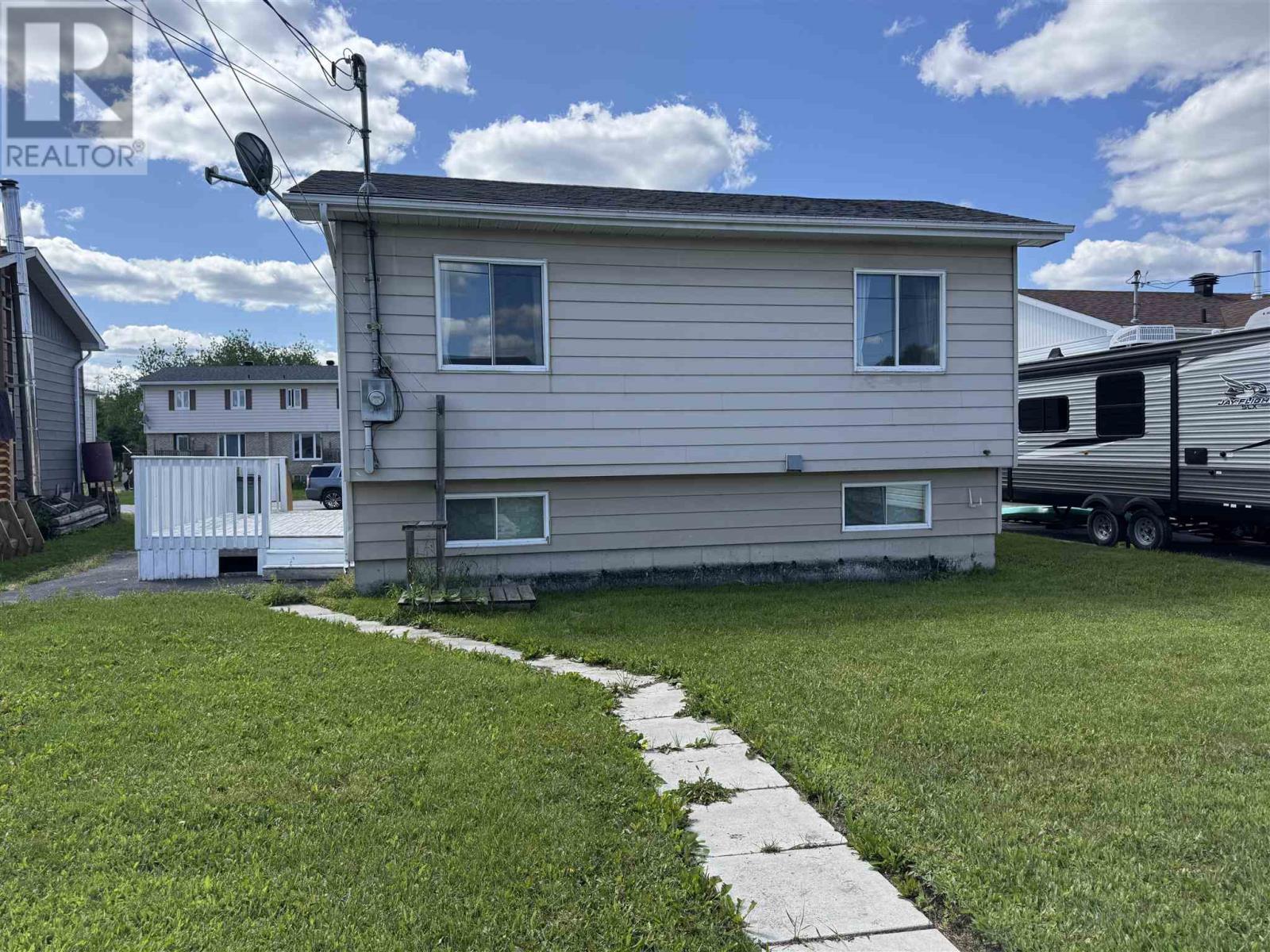 Photo 3 of 77 Matachewan Rd, Manitouwadge ON