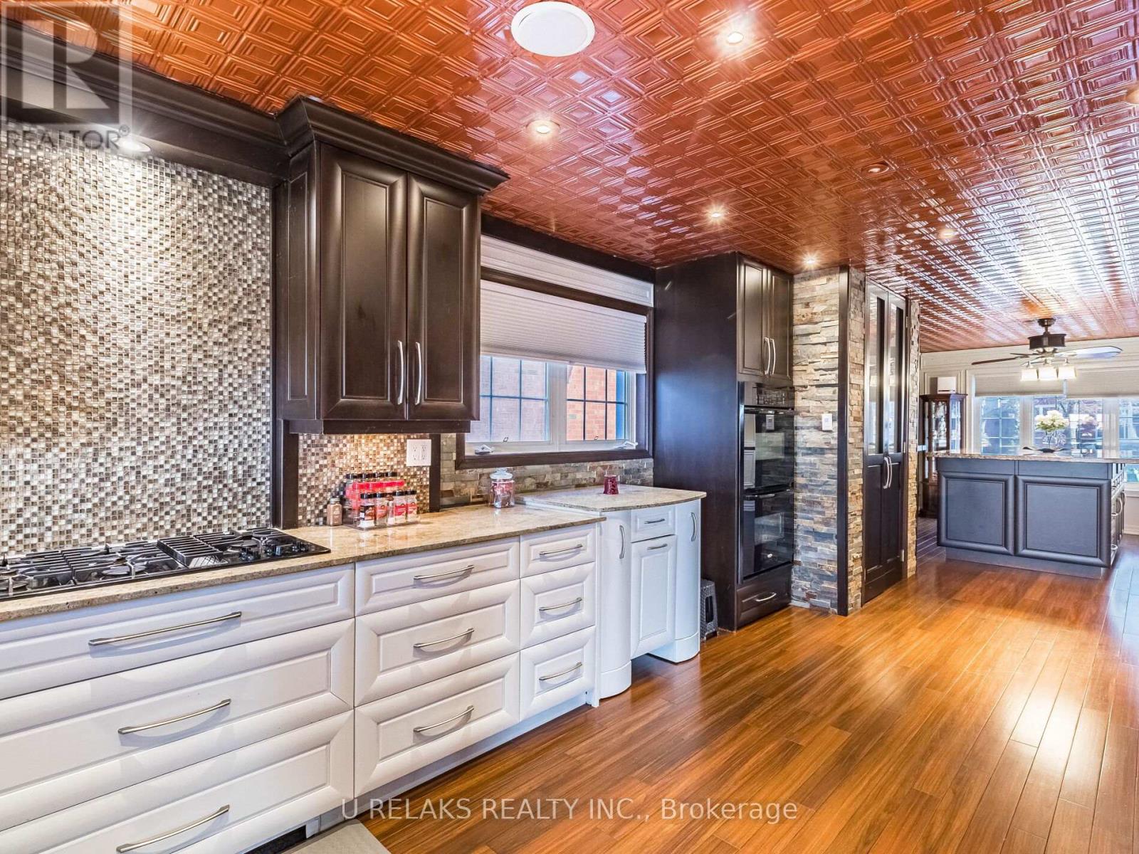 Photo 11 of 172 Melissa Crescent, Whitby ON