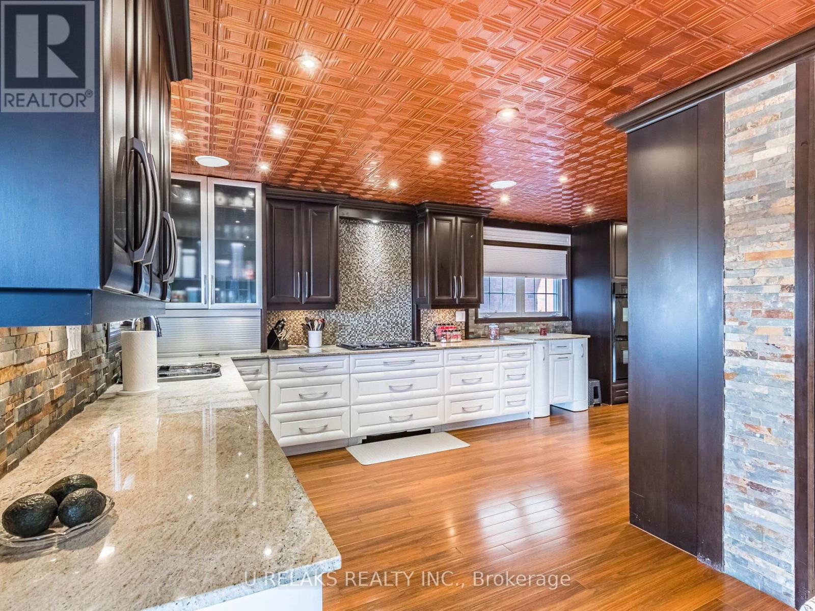 Photo 24 of 172 Melissa Crescent, Whitby ON