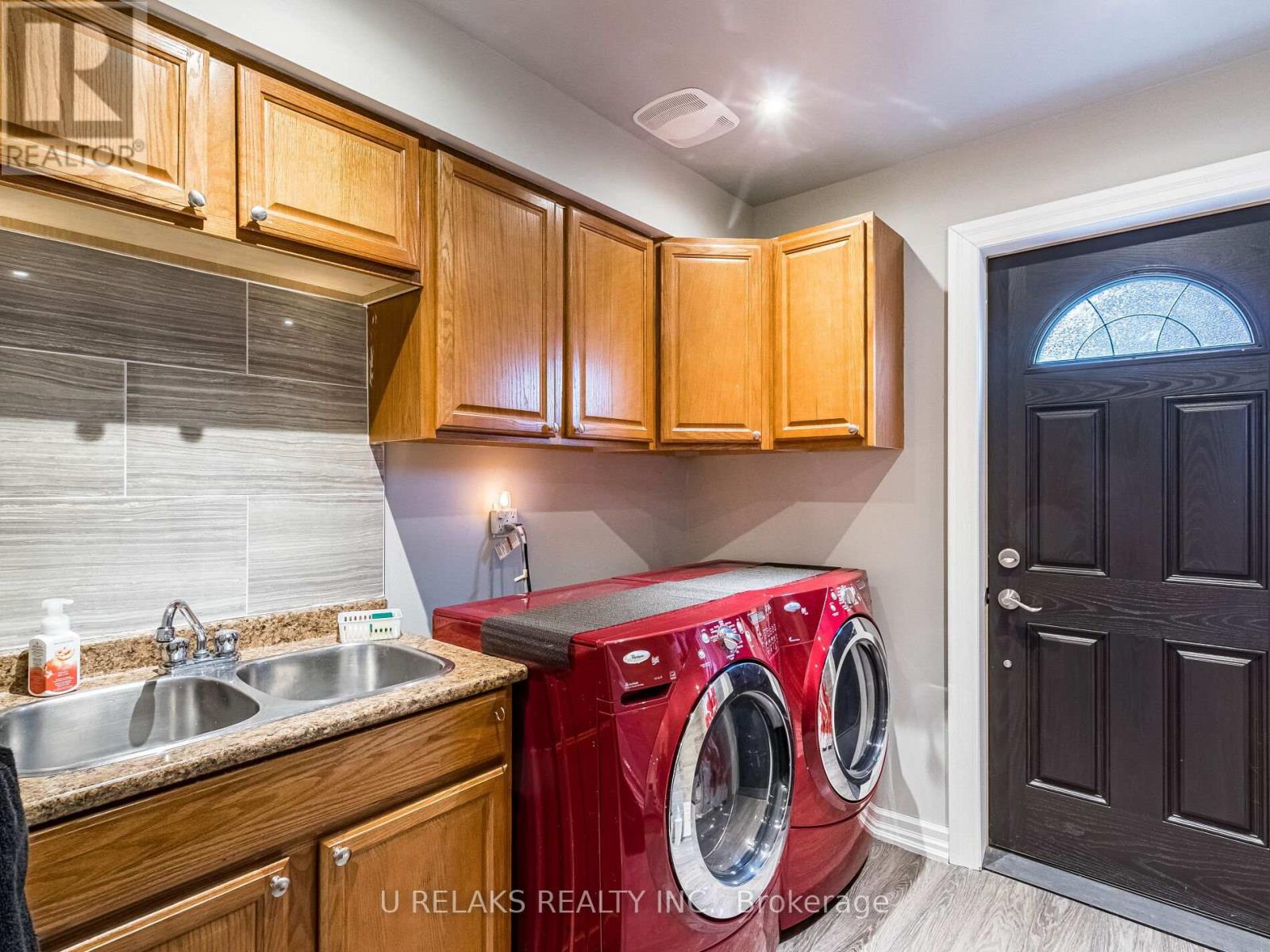 Photo 34 of 172 Melissa Crescent, Whitby ON