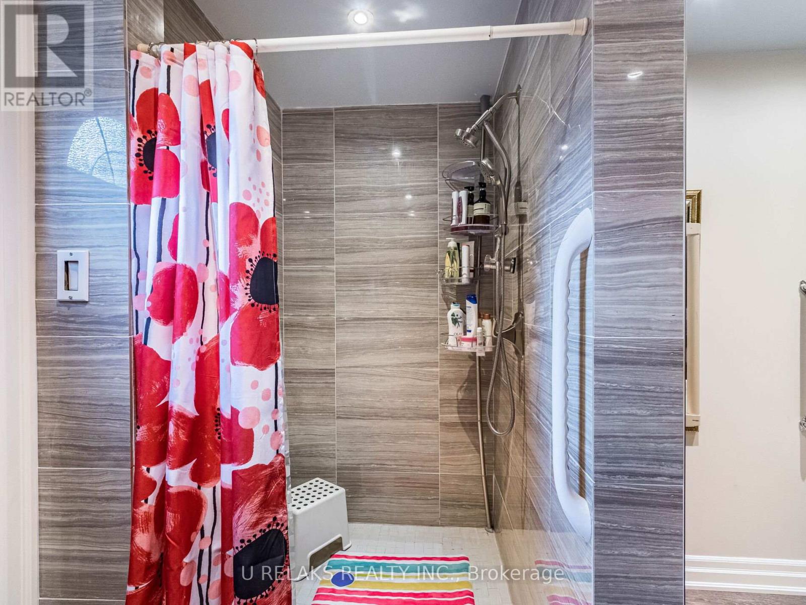 Photo 19 of 172 Melissa Crescent, Whitby ON