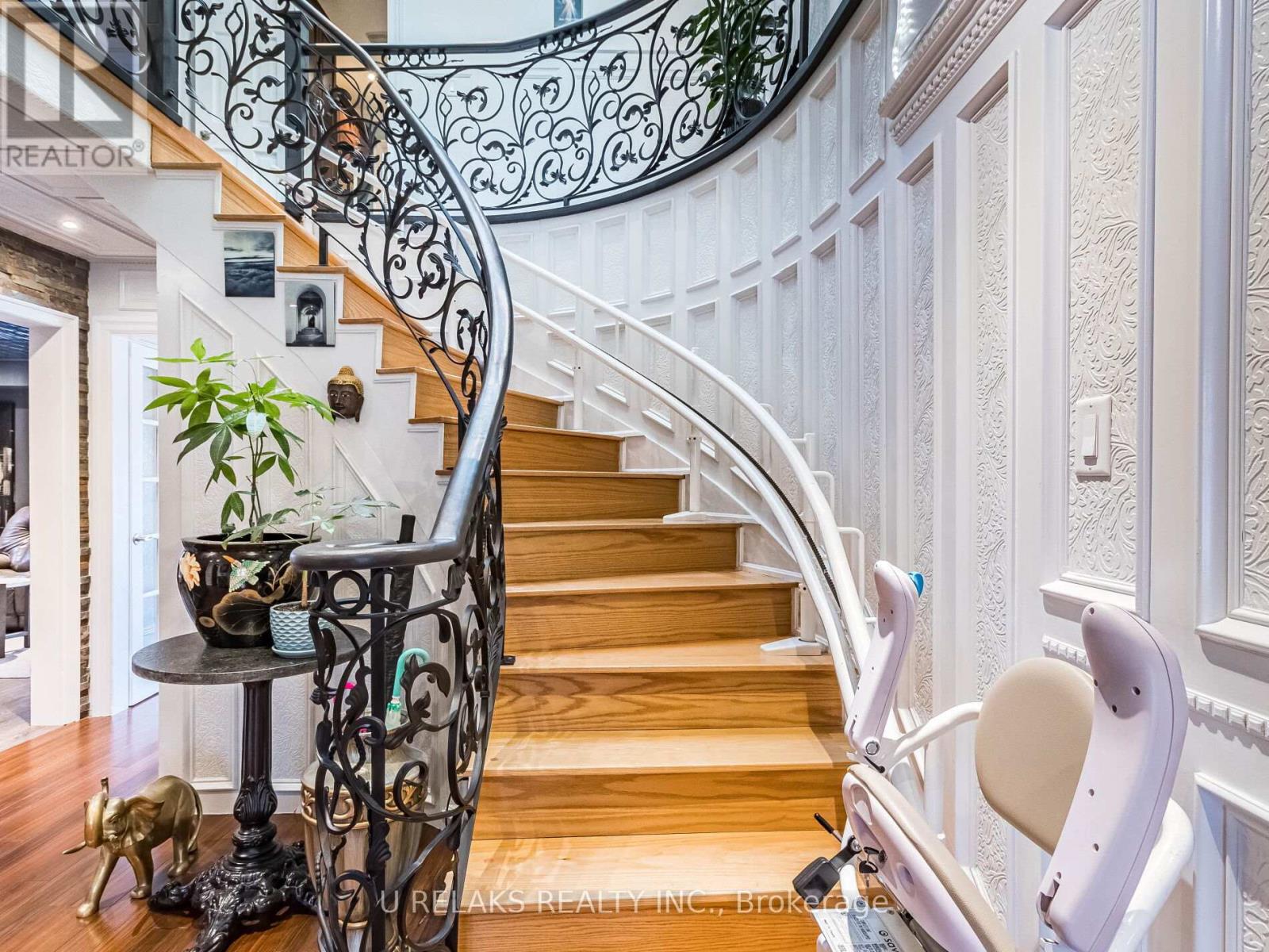 Photo 31 of 172 Melissa Crescent, Whitby ON