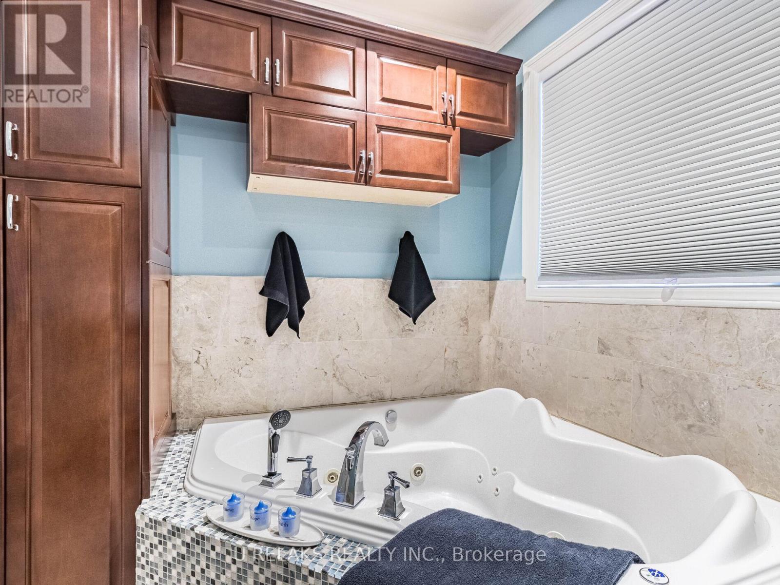 Photo 15 of 172 Melissa Crescent, Whitby ON