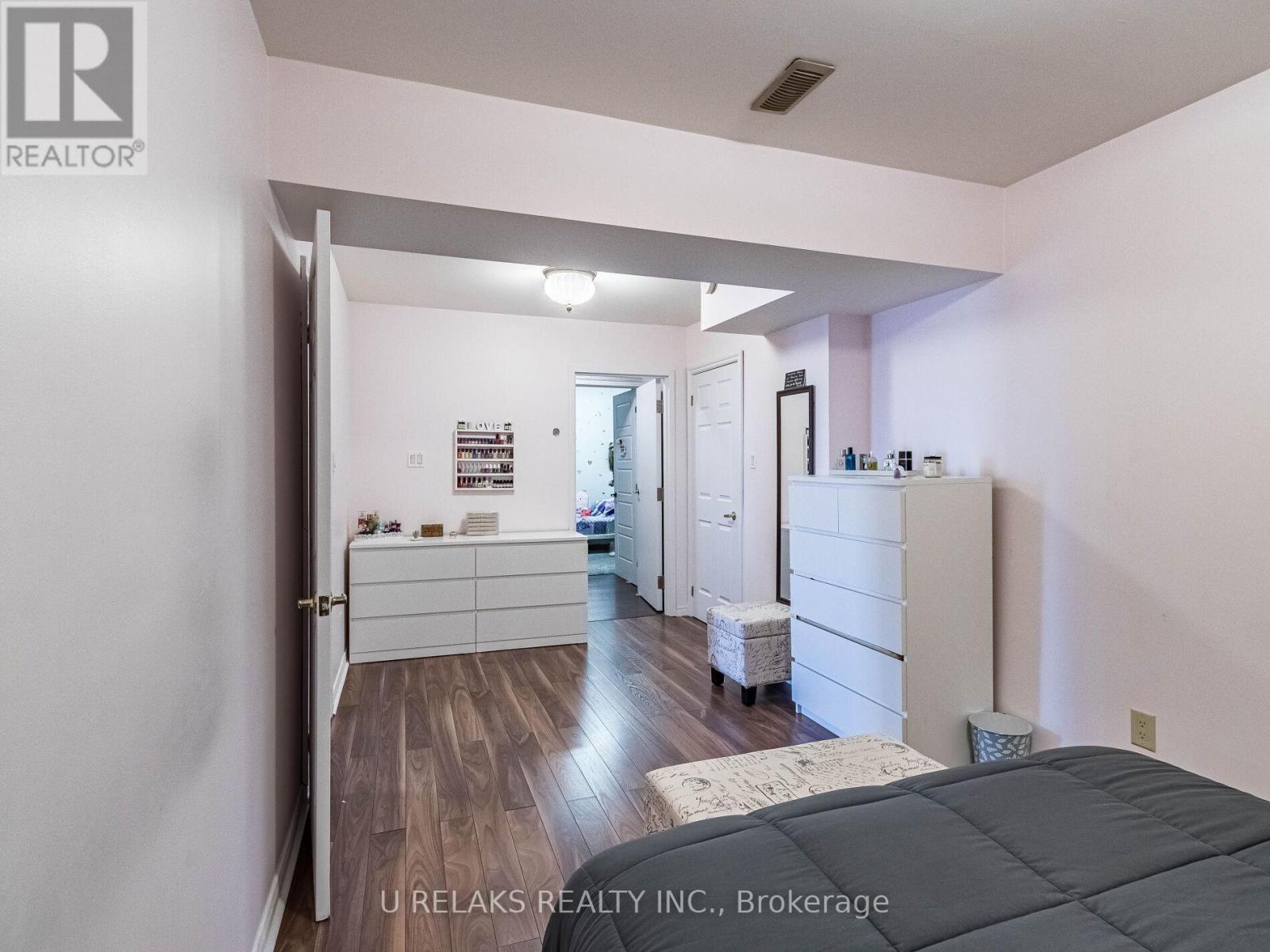 Photo 3 of 172 Melissa Crescent, Whitby ON