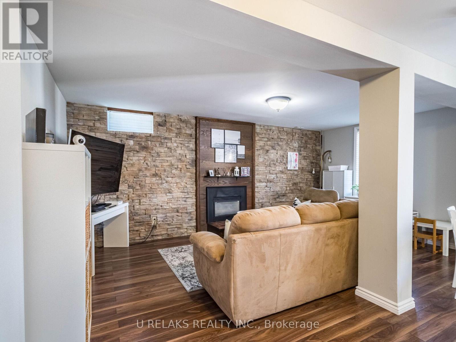 Photo 17 of 172 Melissa Crescent, Whitby ON