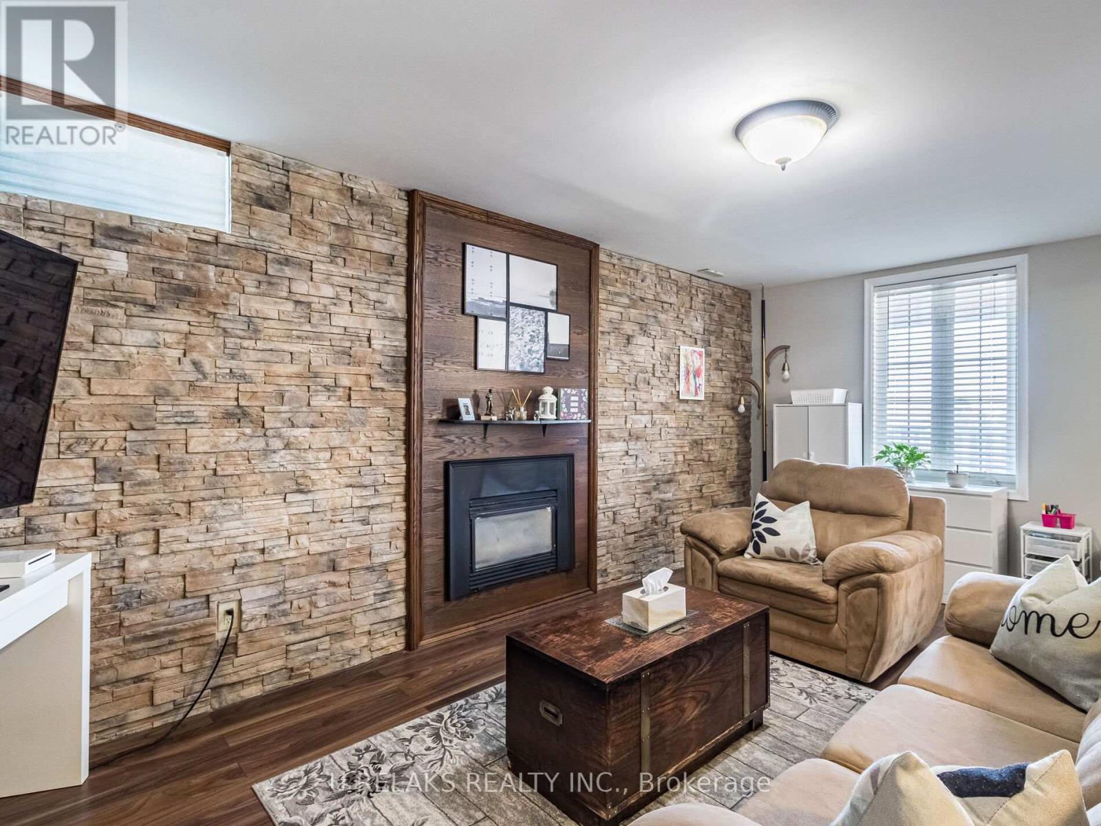 Photo 40 of 172 Melissa Crescent, Whitby ON