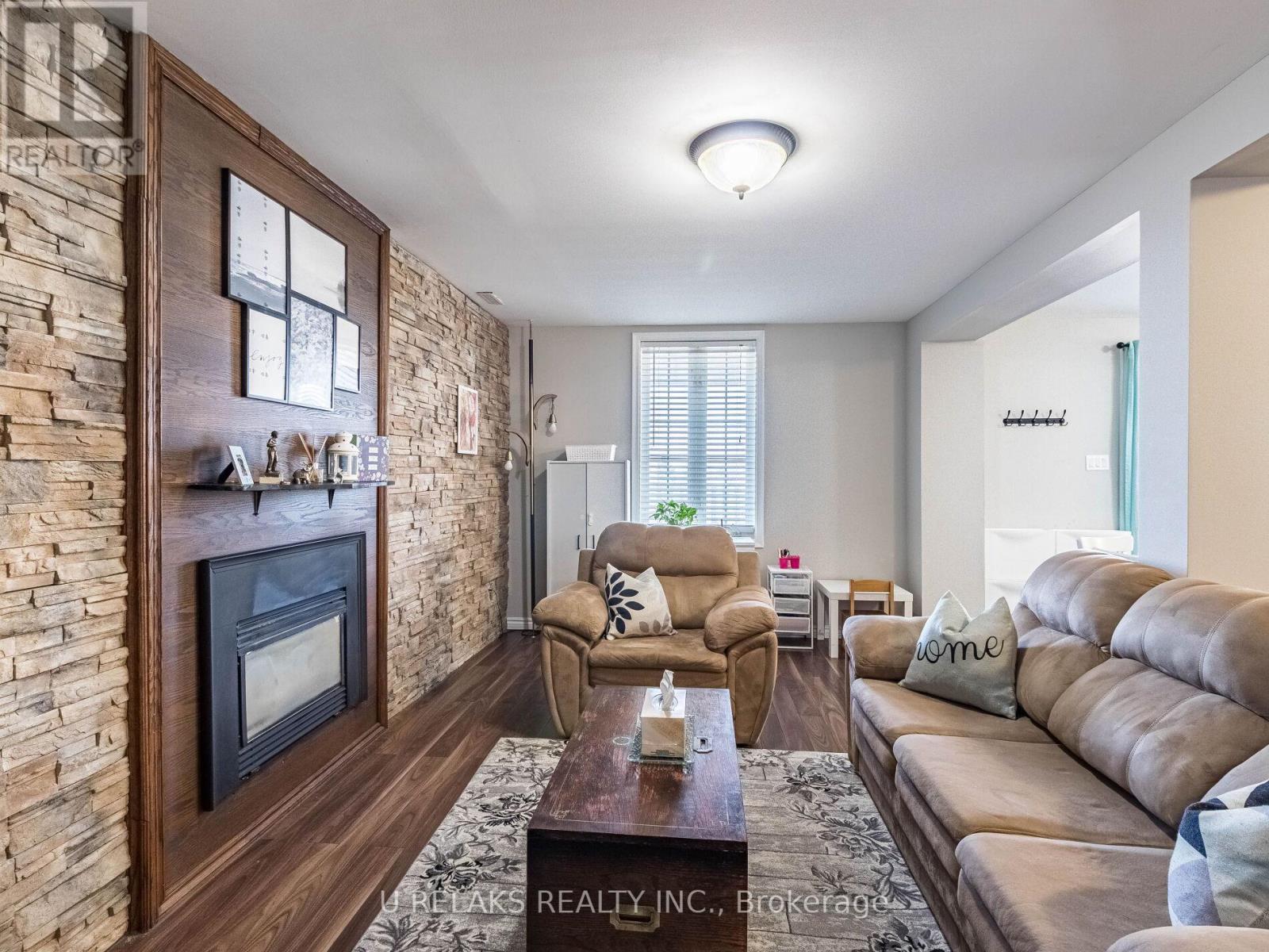 Photo 2 of 172 Melissa Crescent, Whitby ON