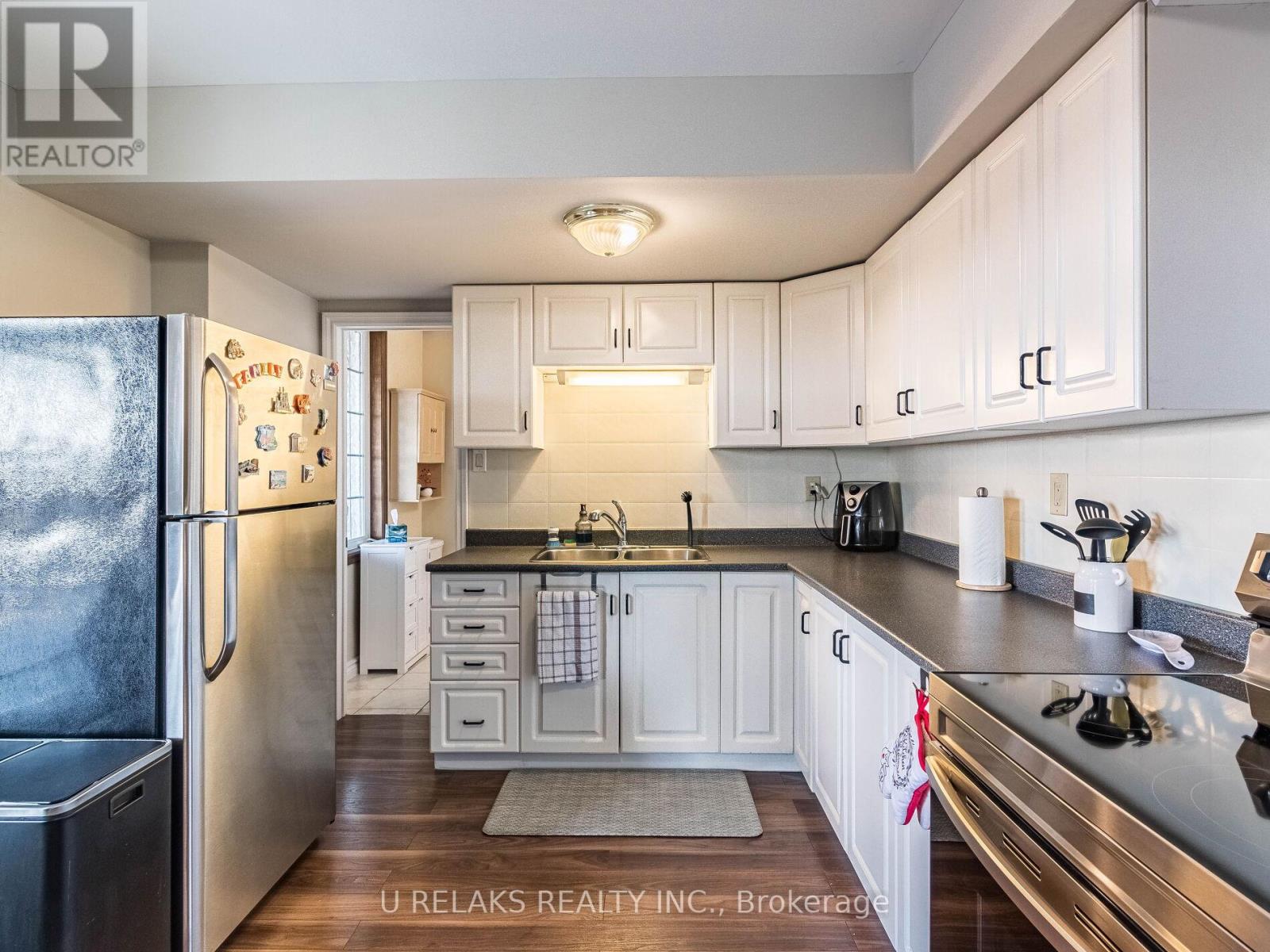 Photo 33 of 172 Melissa Crescent, Whitby ON