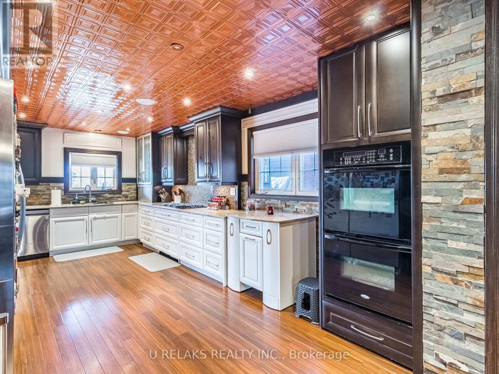 Photo 27 of 172 Melissa Crescent, Whitby ON