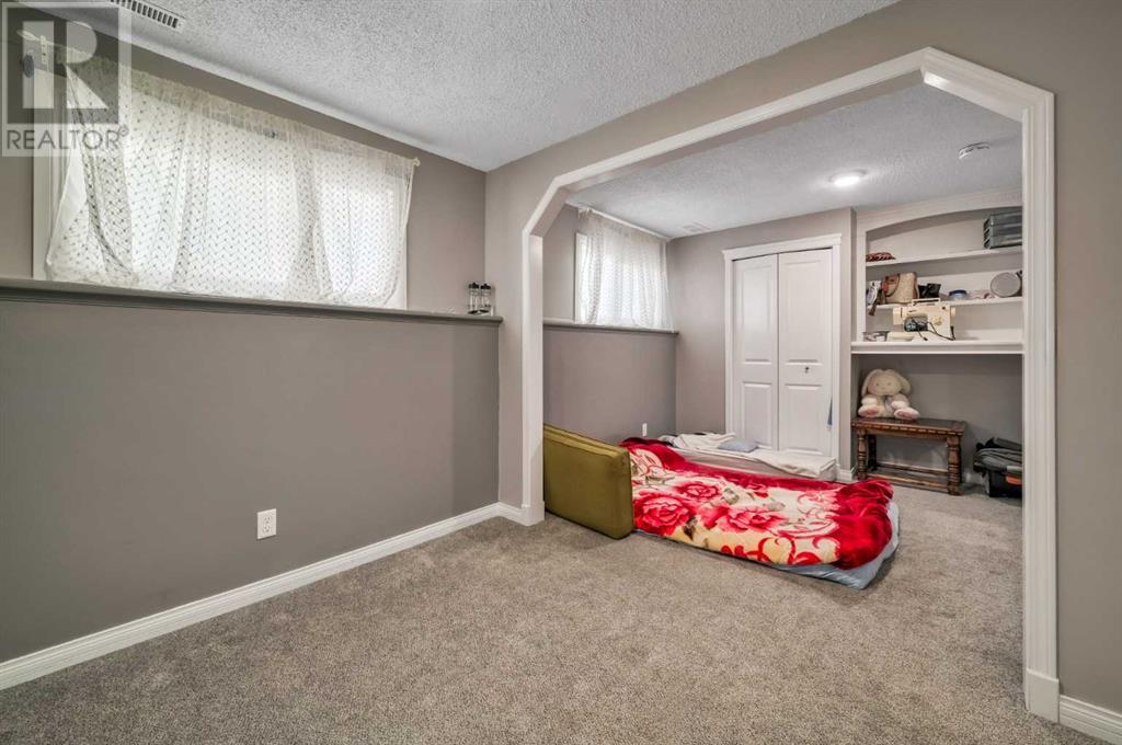 Single Family House Bi-level for Sale in  Temple Drive NE Temple Calgary 