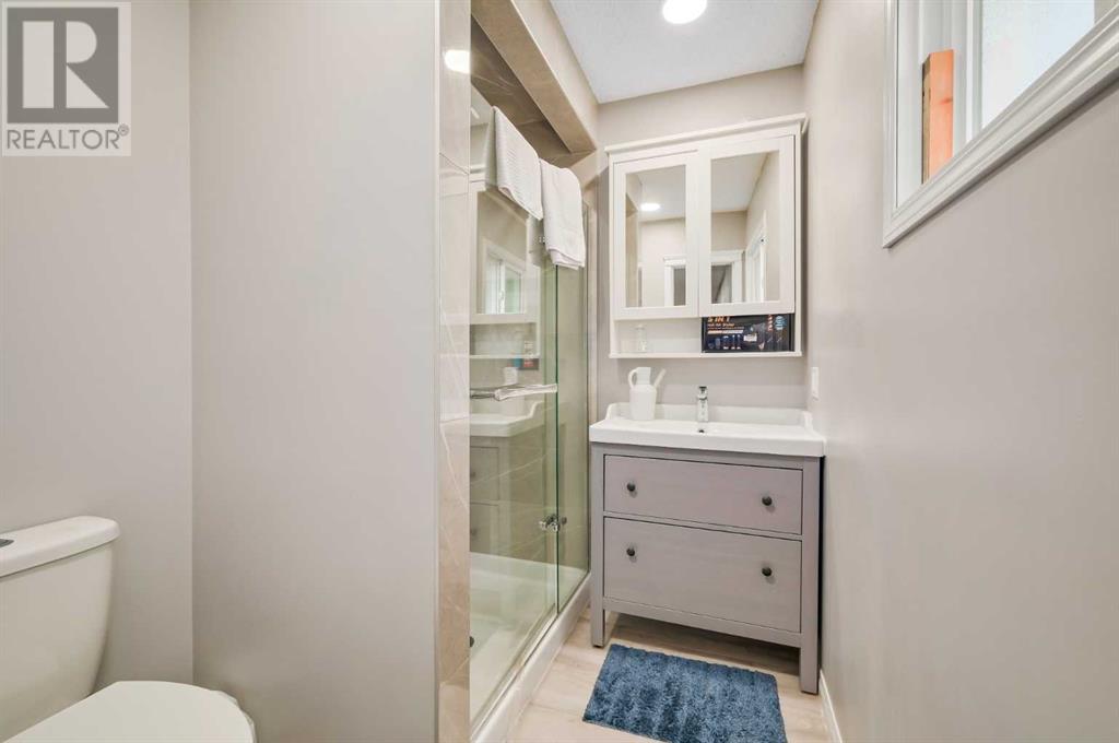 Single Family House Bi-level for Sale in  Temple Drive NE Temple Calgary 