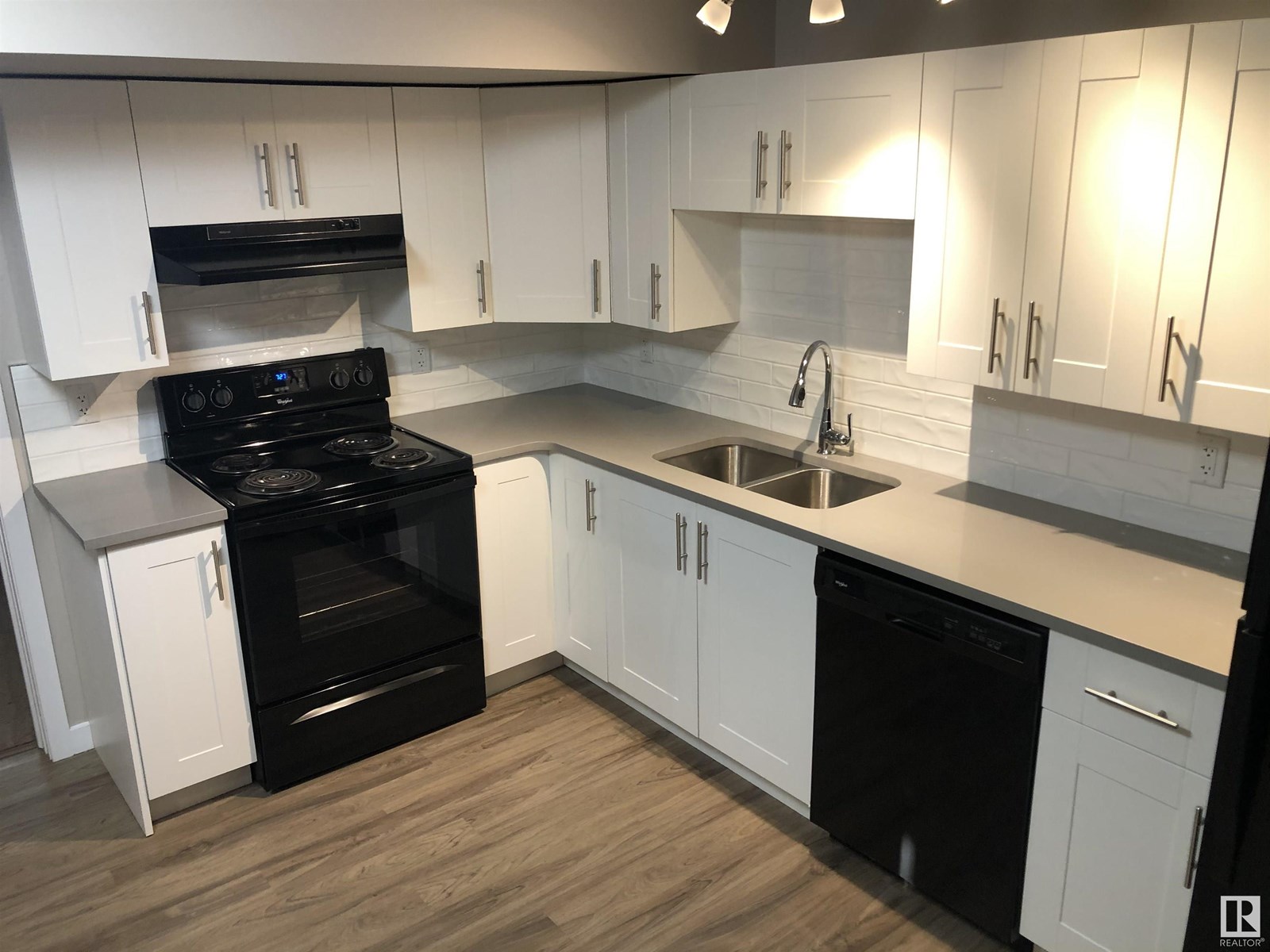 Photo 10 of 7227 152 A Av Nw, Edmonton AB