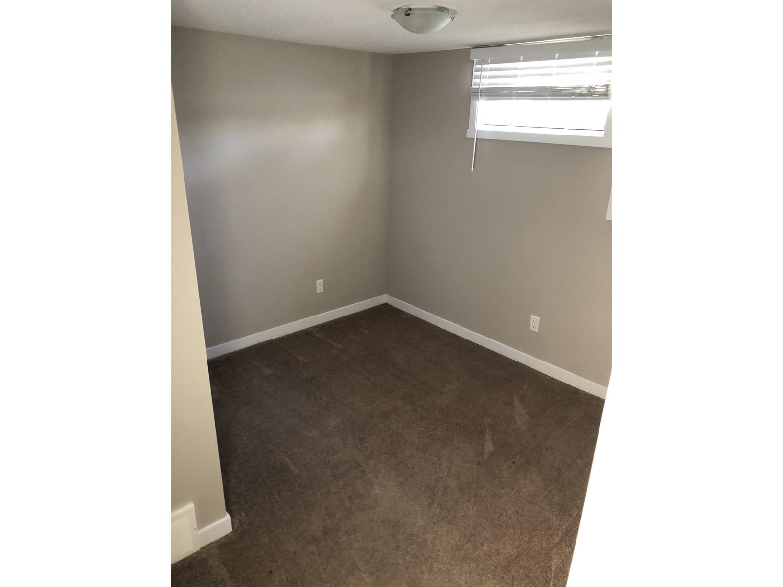Photo 11 of 7227 152 A Av Nw, Edmonton AB