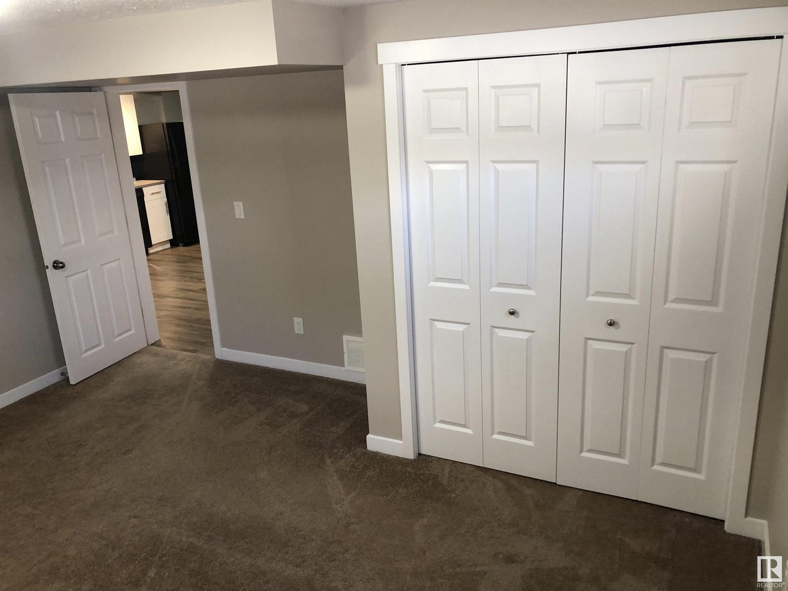 Photo 9 of 7227 152 A Av Nw, Edmonton AB
