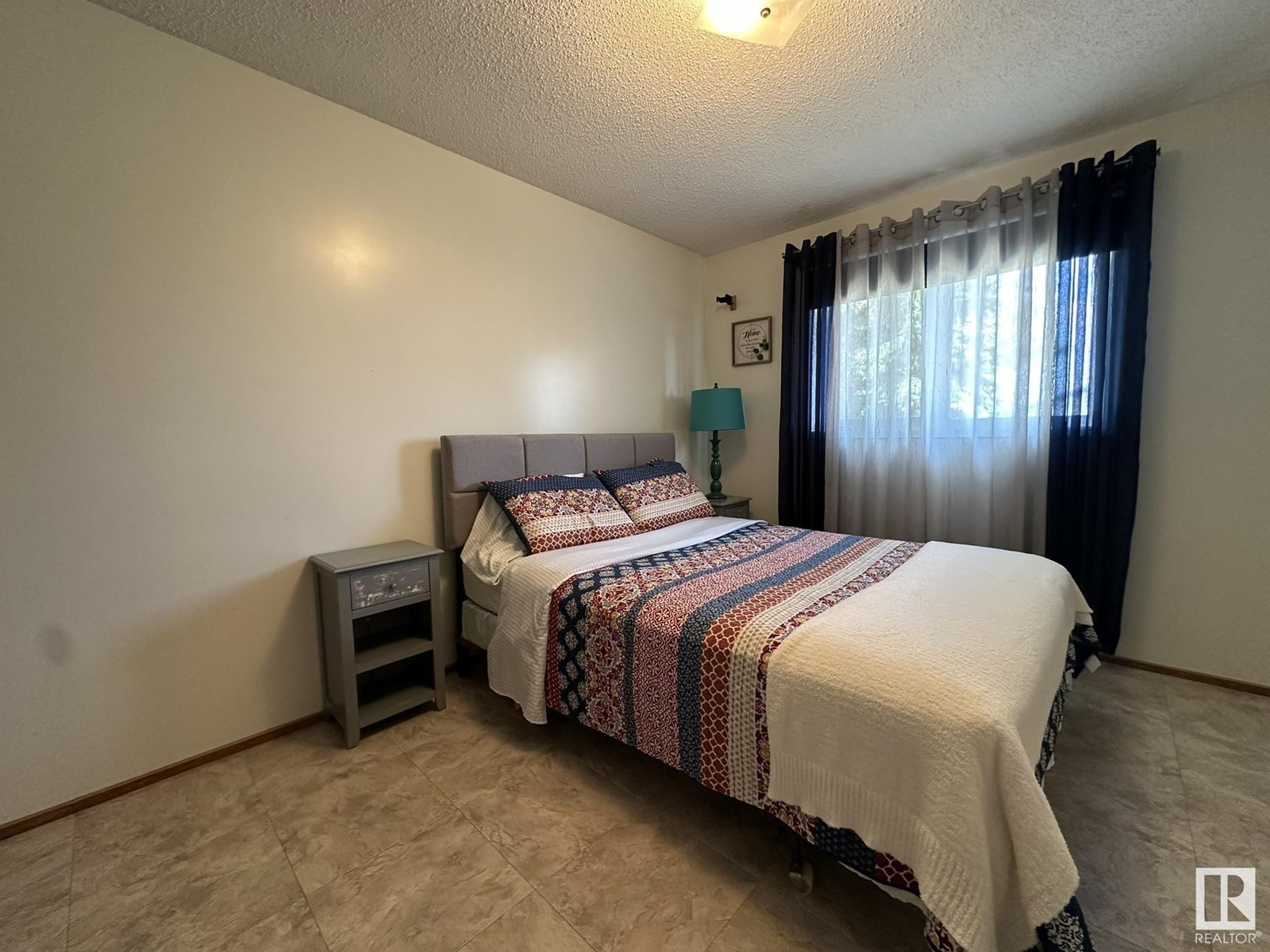 Photo 4 of 5210 54 Av, Andrew AB