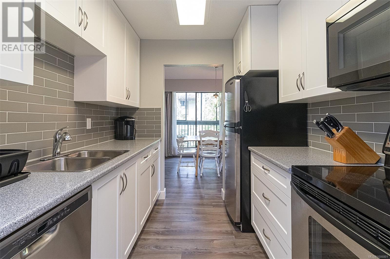 Photo 3 of 310 1009 Mckenzie Ave, Saanich BC