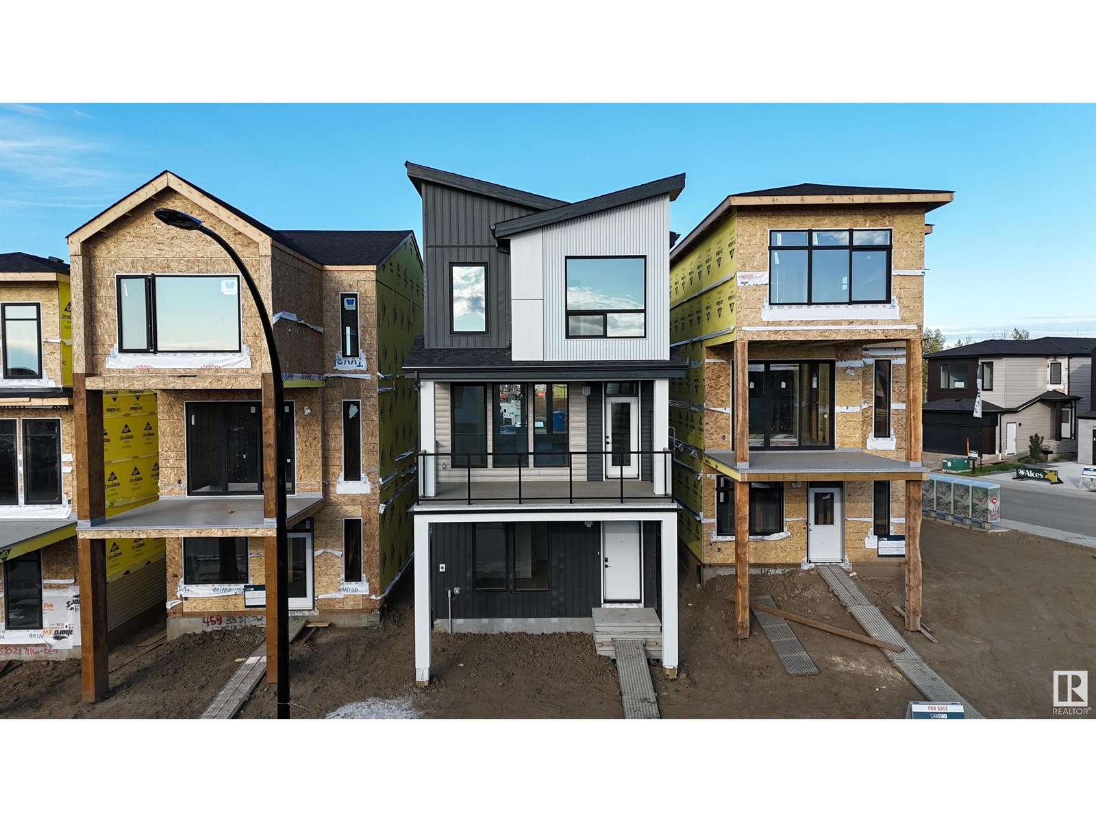 Photo 2 of 463 33 St Sw, Edmonton AB