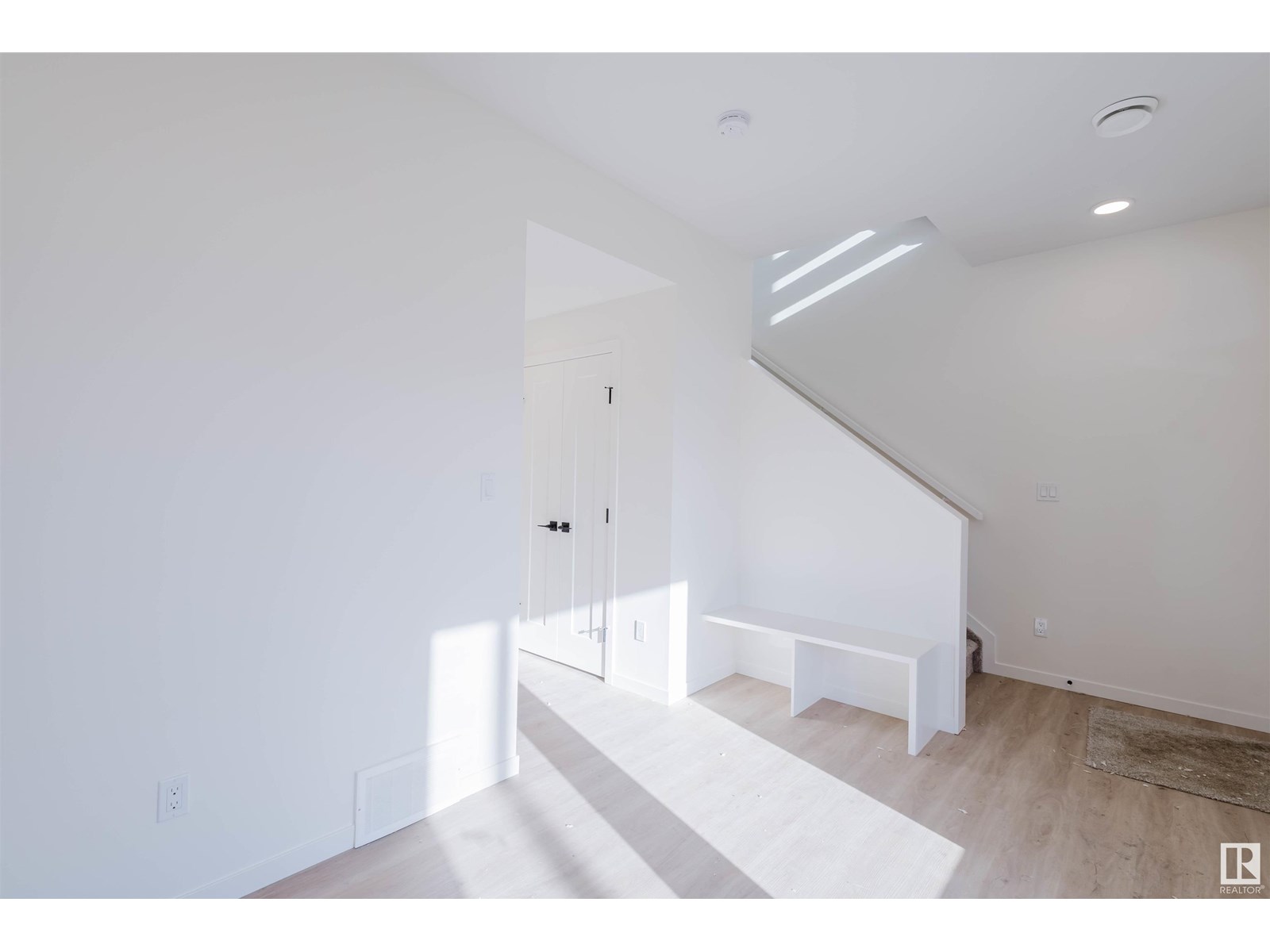 Photo 5 of 463 33 St Sw, Edmonton AB