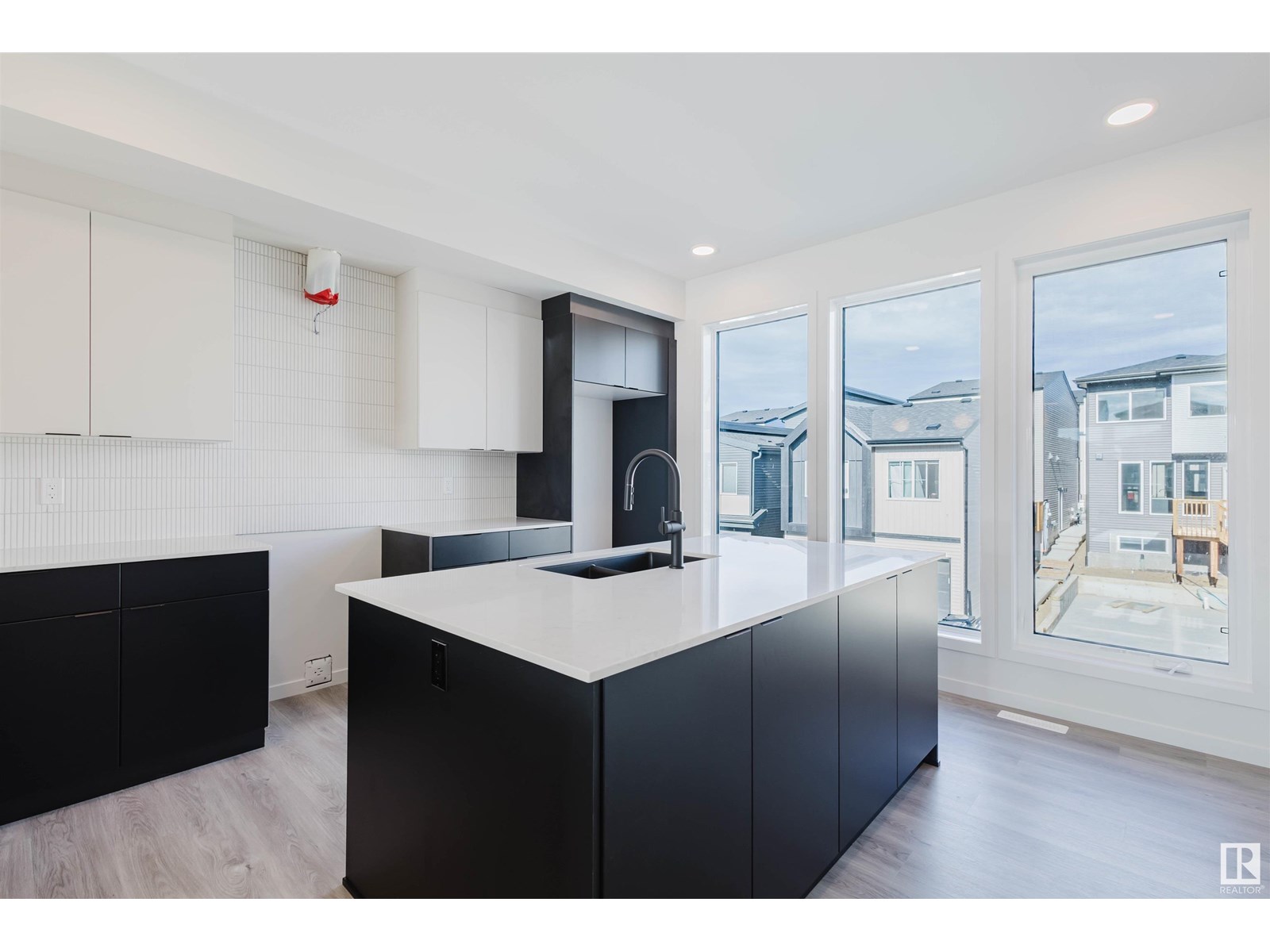 Photo 11 of 415 33 St Sw, Edmonton AB