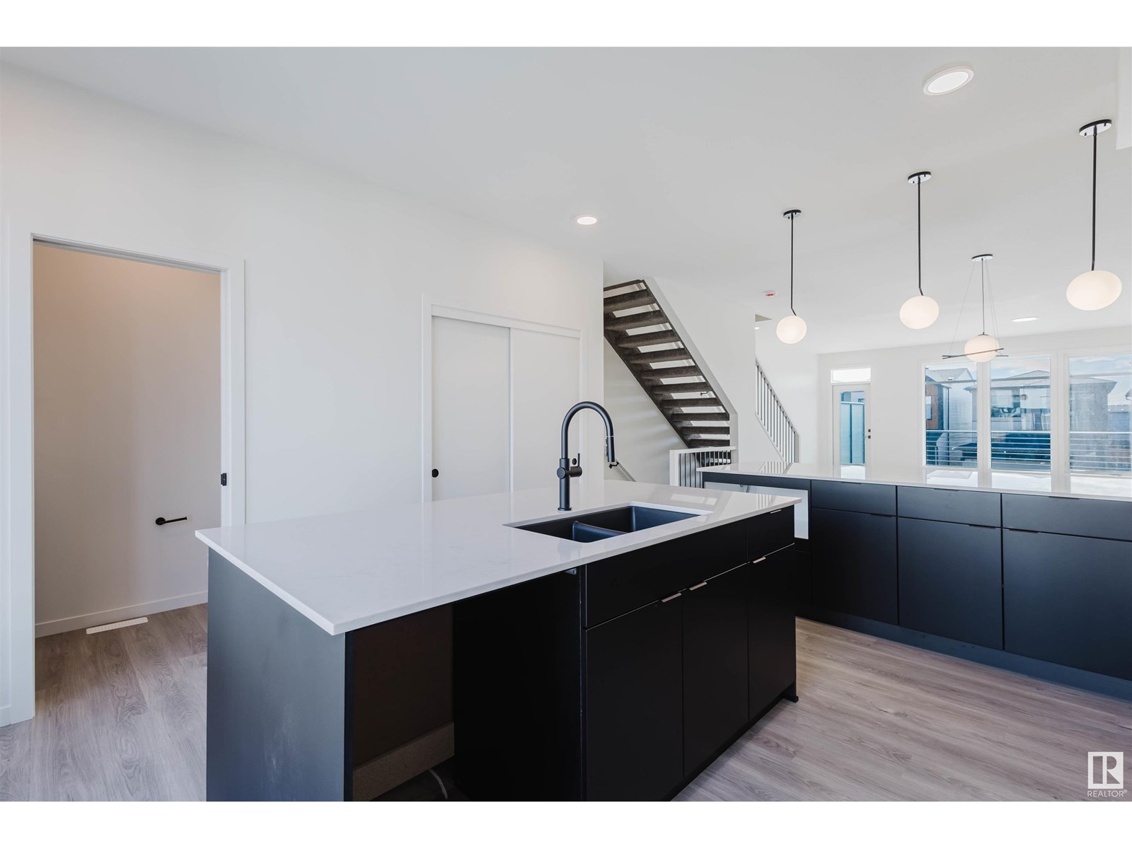 Photo 9 of 415 33 St Sw, Edmonton AB