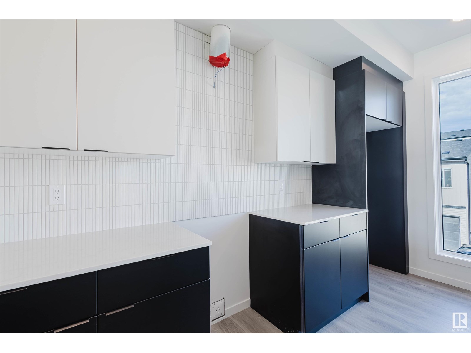 Photo 20 of 415 33 St Sw, Edmonton AB