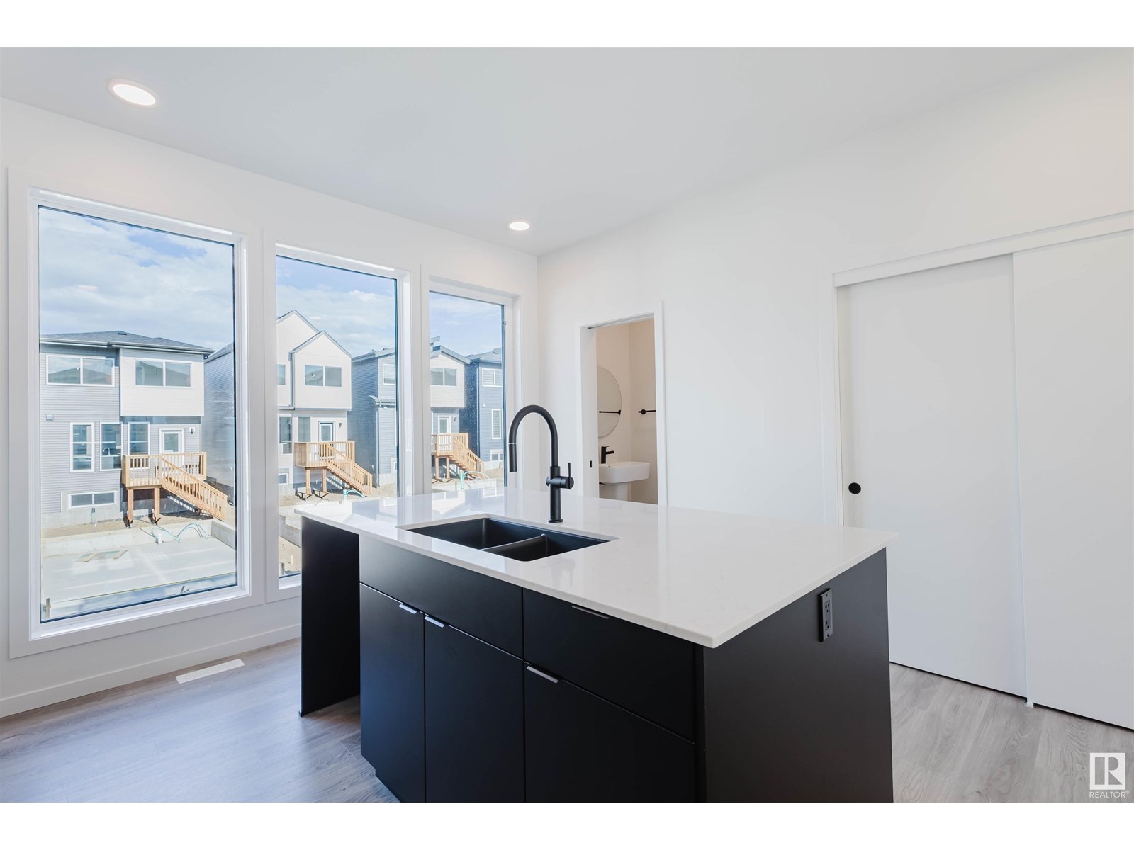 Photo 3 of 415 33 St Sw, Edmonton AB