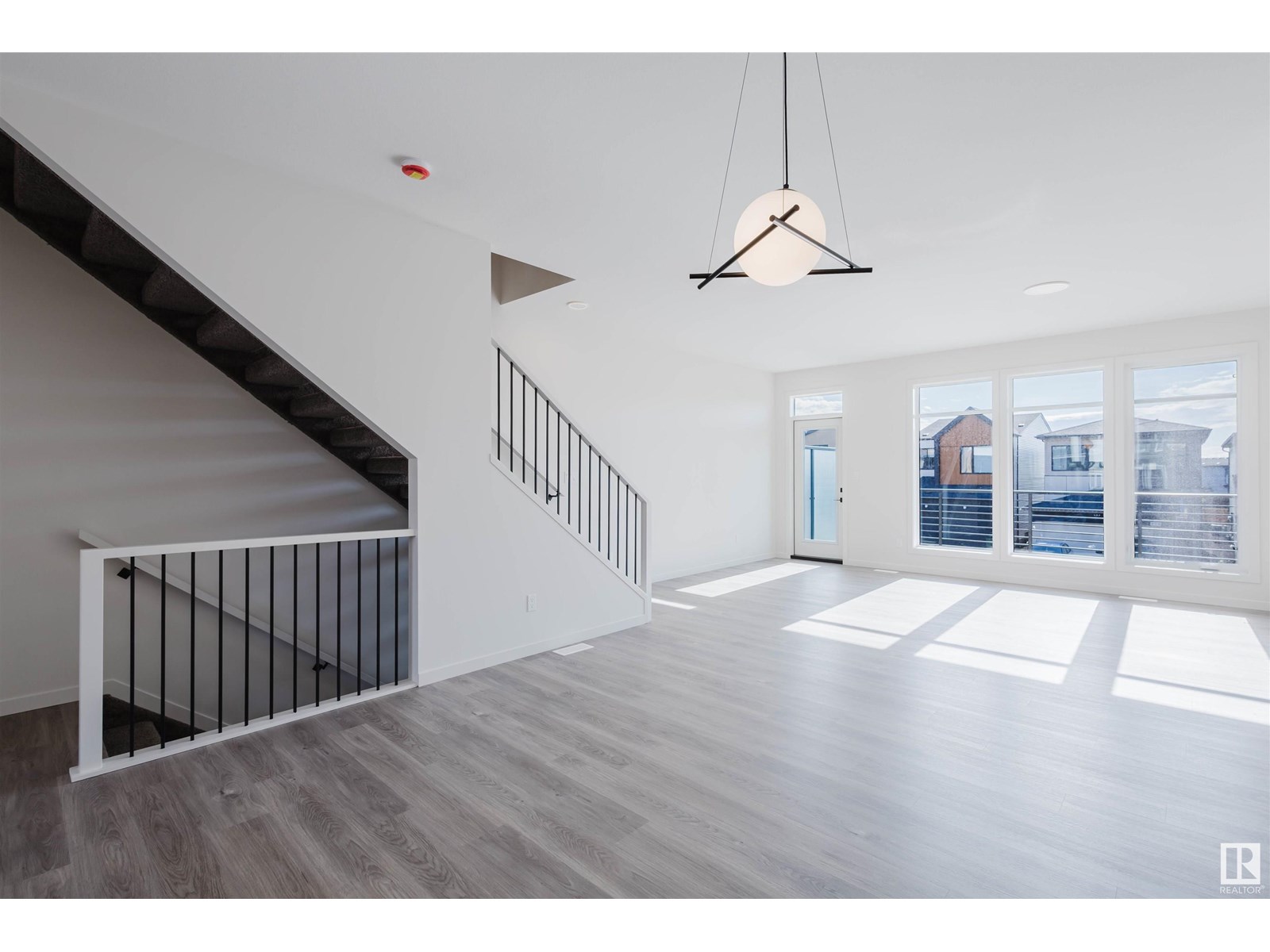 Photo 4 of 415 33 St Sw, Edmonton AB