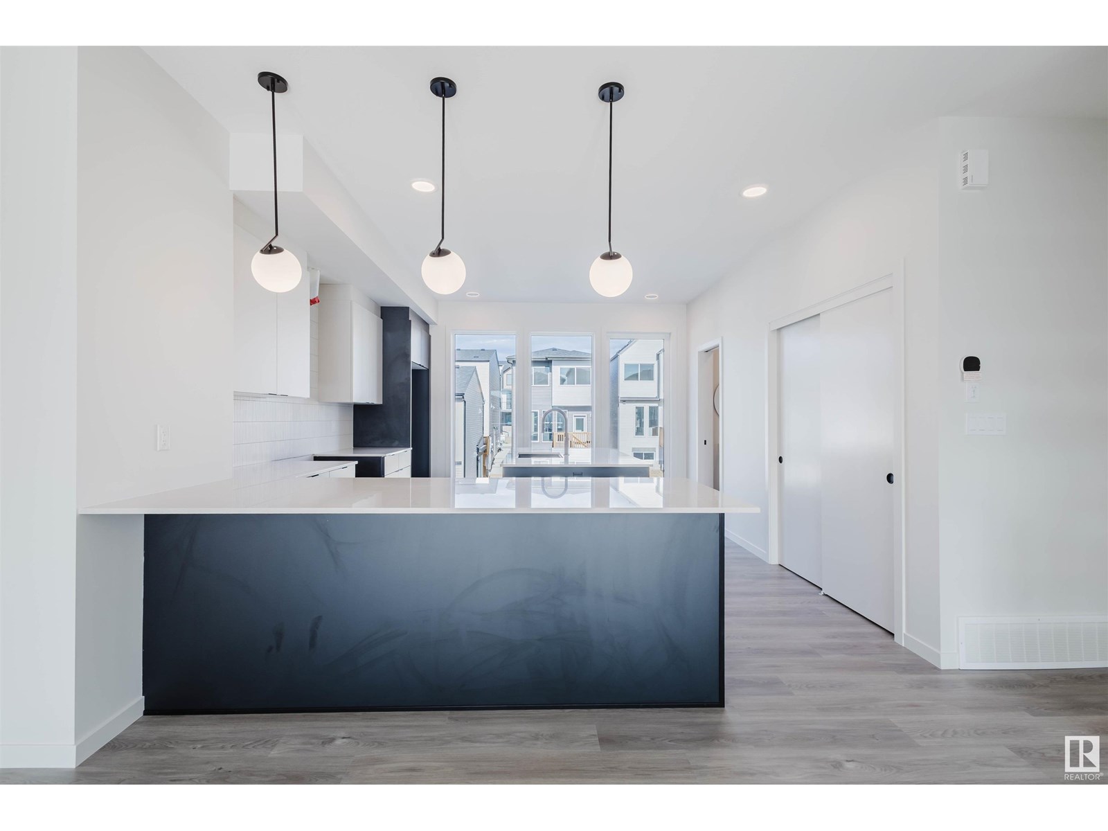 Photo 2 of 415 33 St Sw, Edmonton AB
