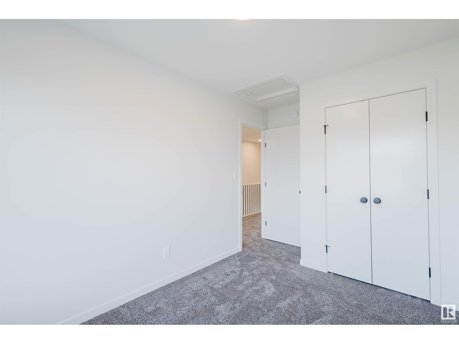 Photo 18 of 415 33 St Sw, Edmonton AB